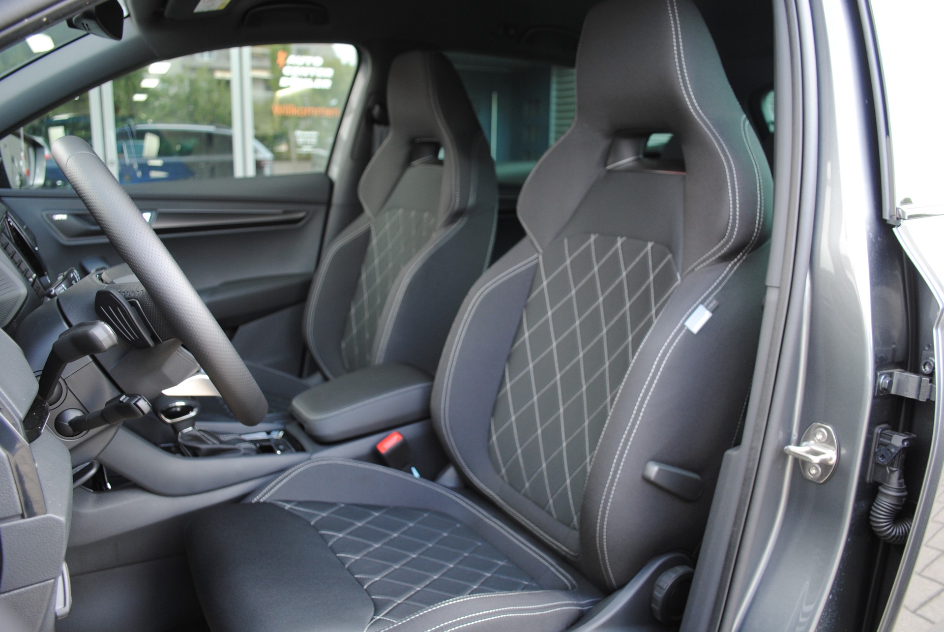 SKODA Karoq 2.0 TSI SportLine 4x4 DSG-image-10
