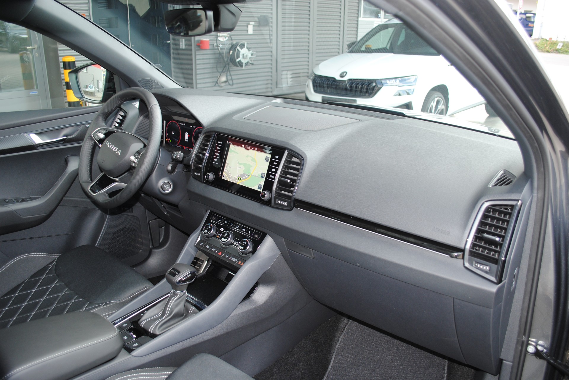 SKODA Karoq 2.0 TSI SportLine 4x4 DSG-image-13