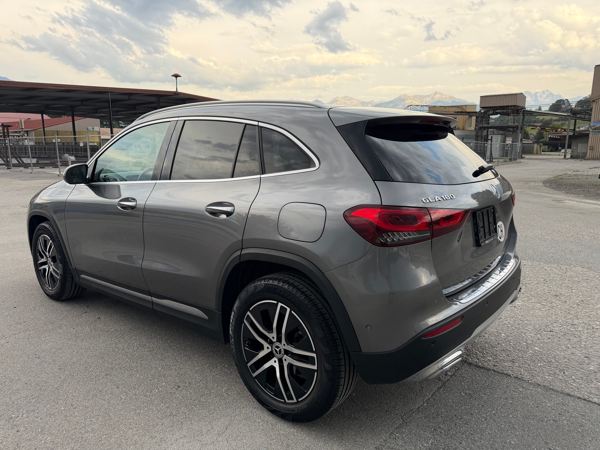 MERCEDES-BENZ GLA 180 AMG Line 7G-DCT-image-3