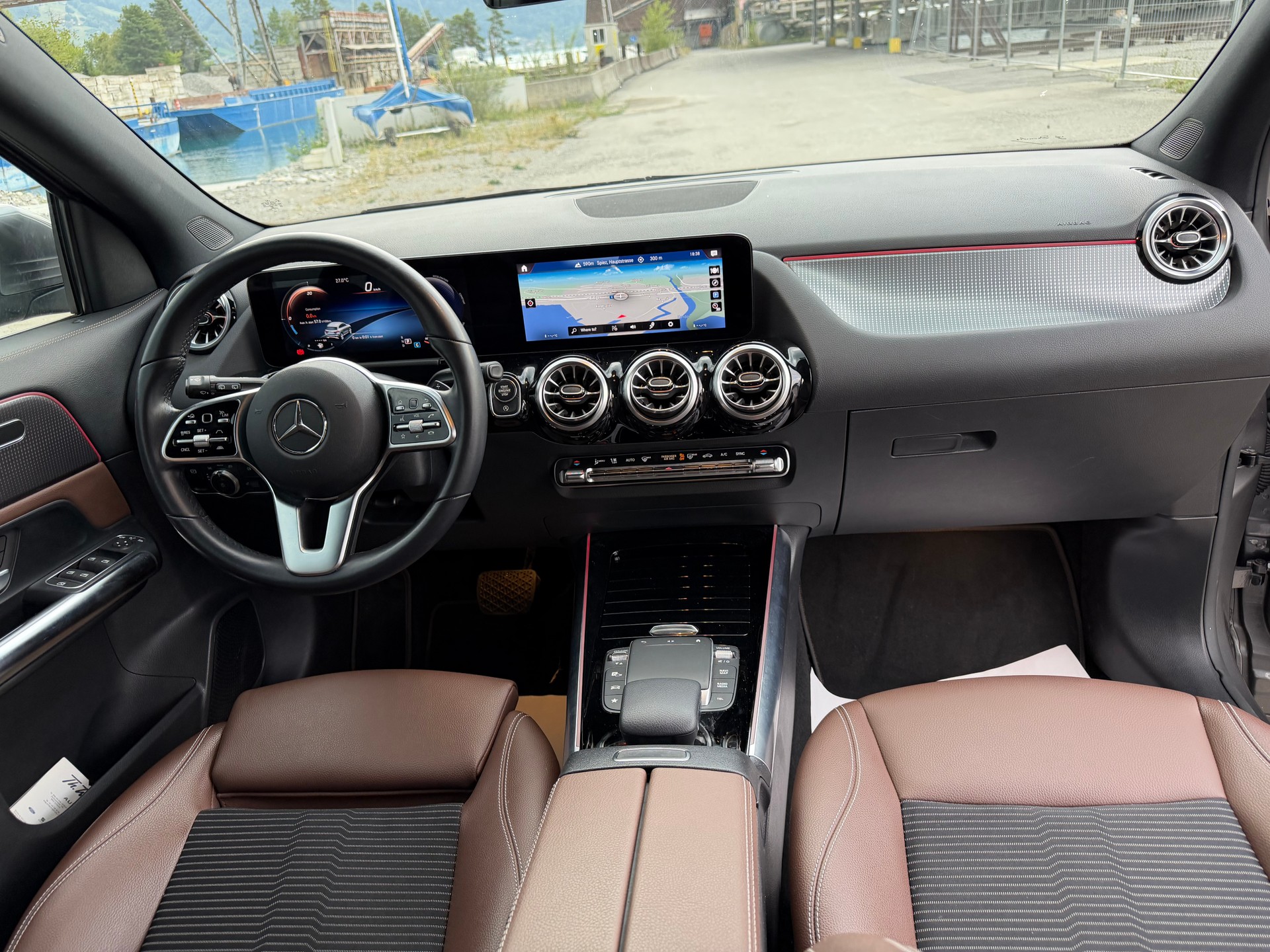 MERCEDES-BENZ GLA 180 AMG Line 7G-DCT-image-11