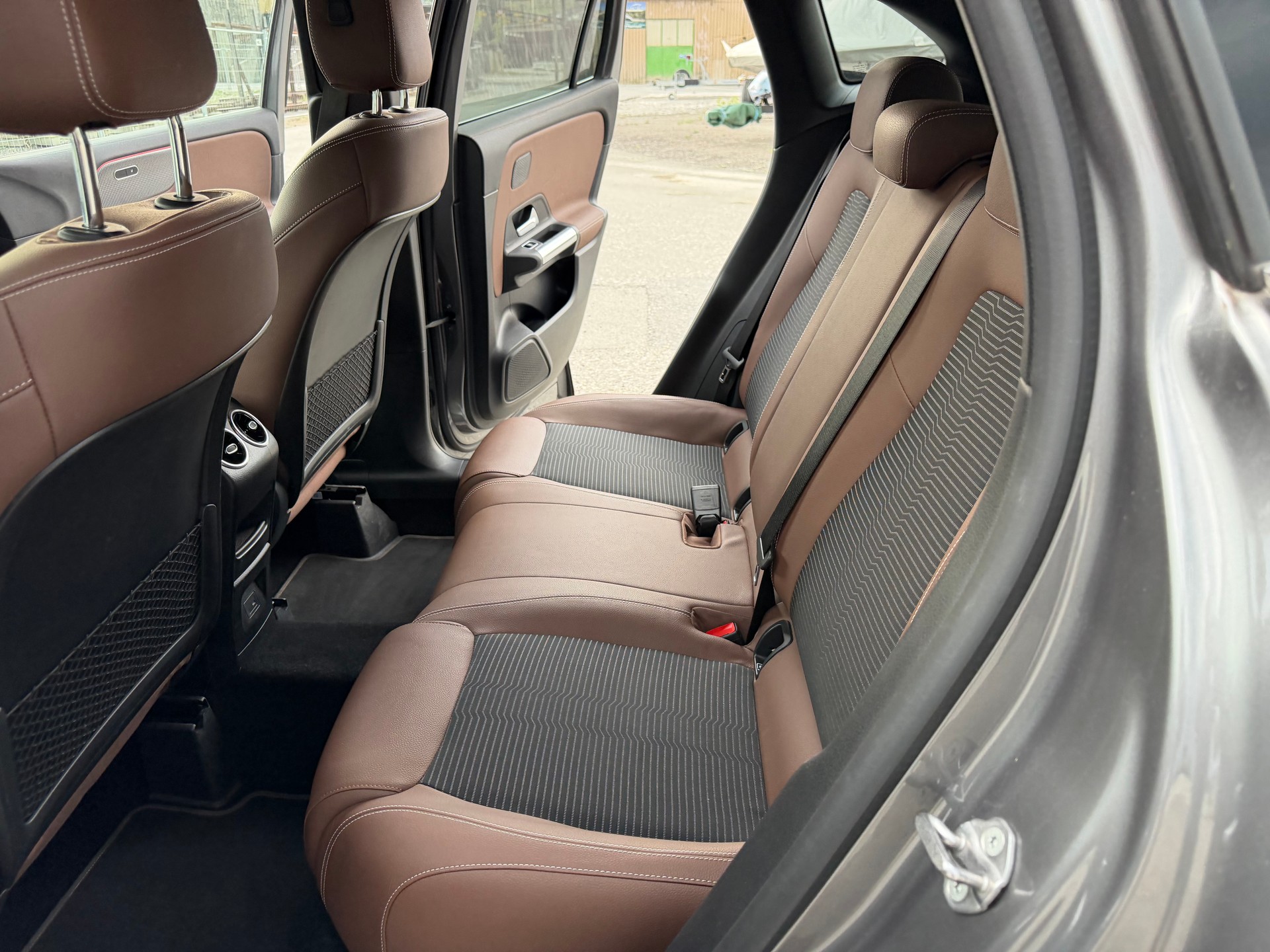 MERCEDES-BENZ GLA 180 AMG Line 7G-DCT-image-12