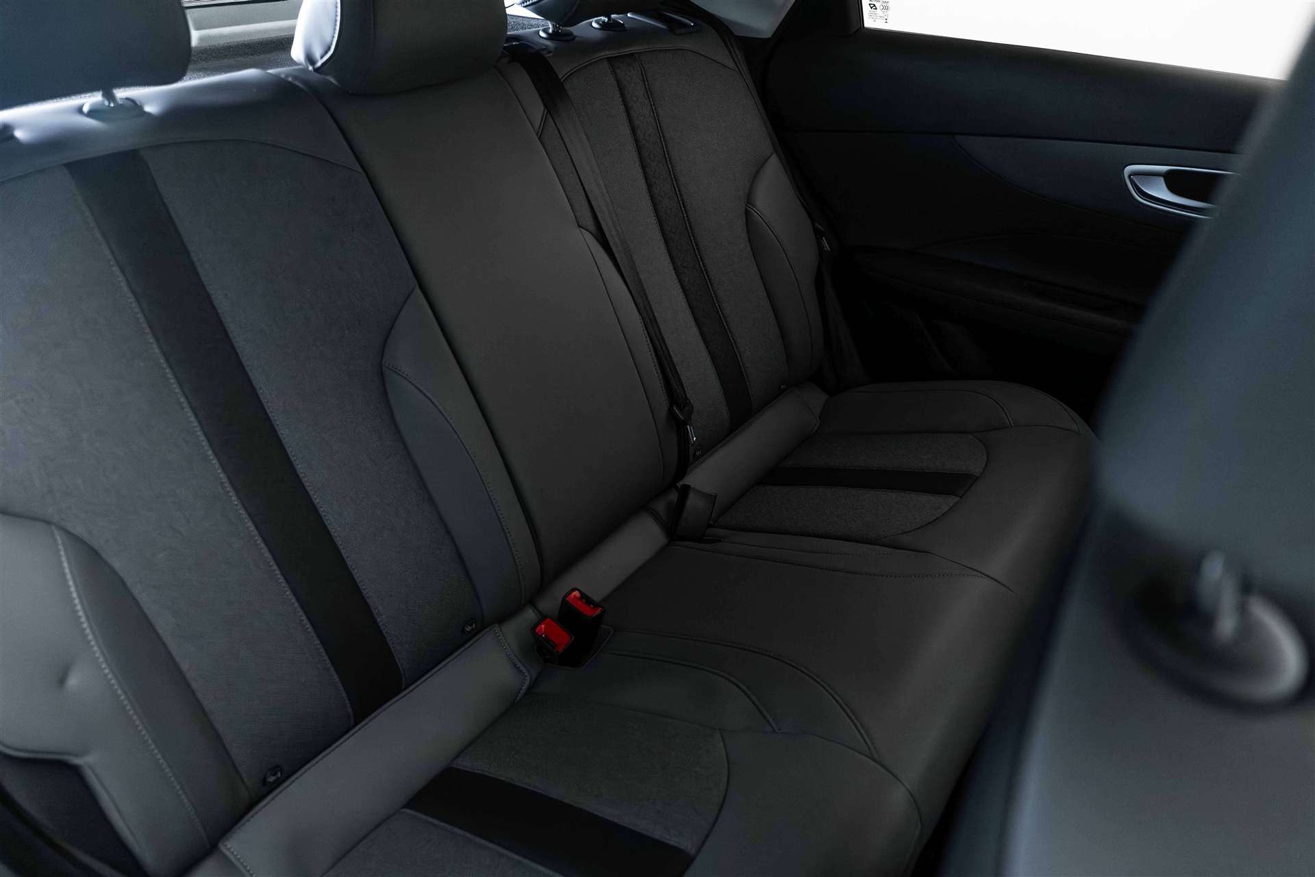 MG MG 4 EV 64kWh Premium Facelift Automat-image-13