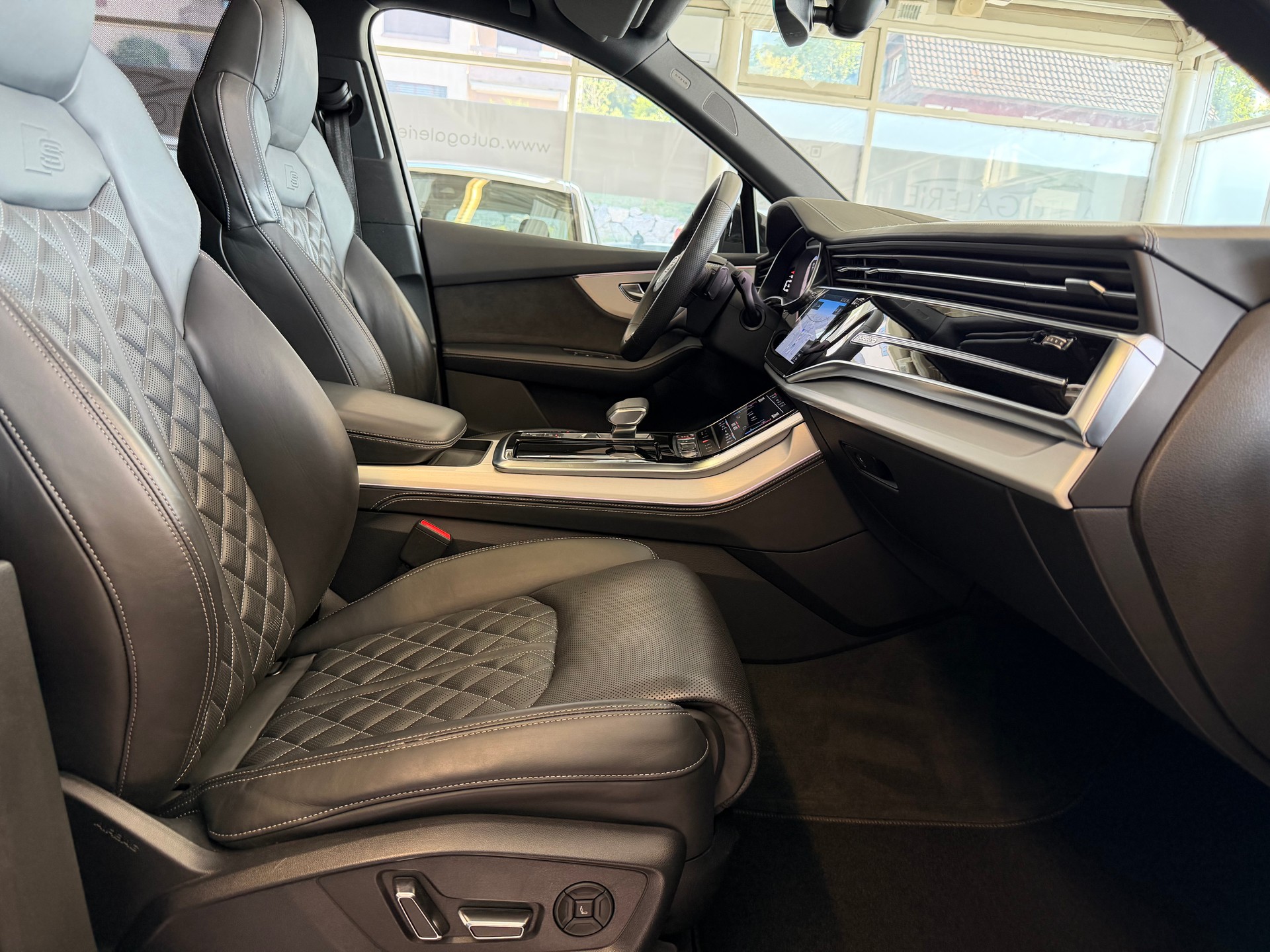 AUDI SQ7 TFSI quattro | CH | Audi Garantie 2027 | NP: 170K | 22" | Black Optik | Massage | Pano |  7Sitz |-image-34