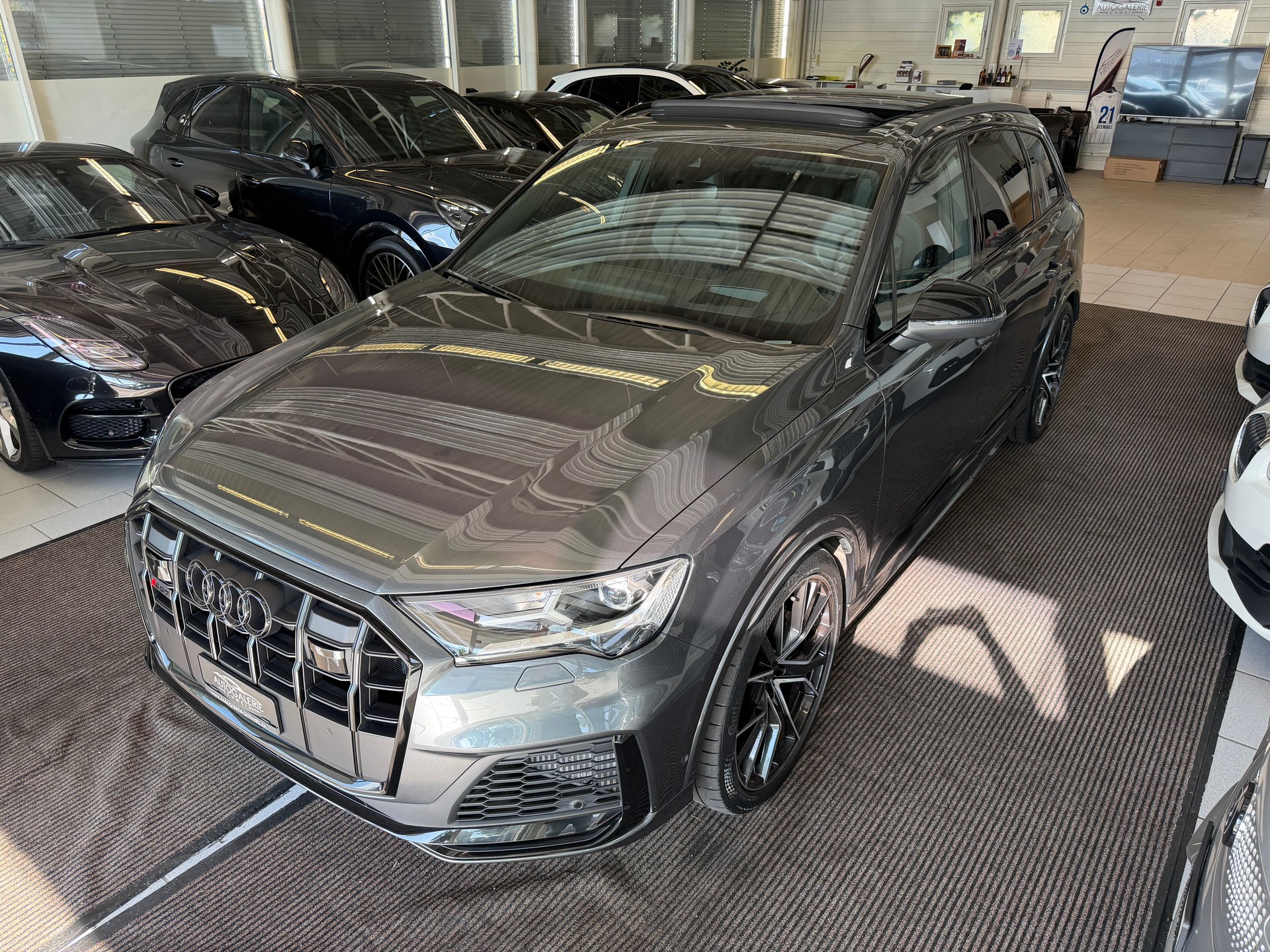 AUDI SQ7 TFSI quattro | CH | Audi Garantie 2027 | NP: 170K | 22" | Black Optik | Massage | Pano |  7Sitz |-image-24