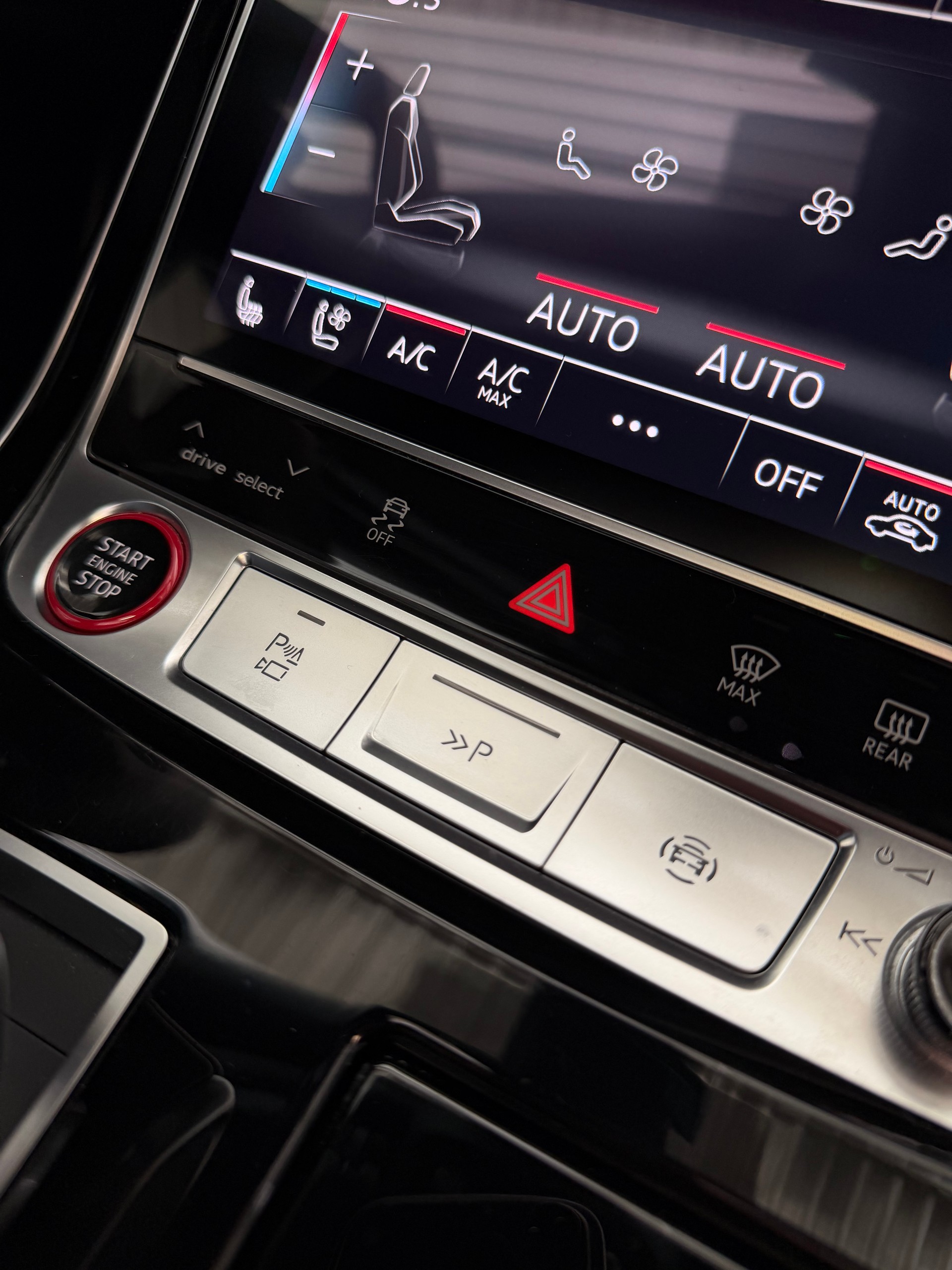 AUDI SQ7 TFSI quattro | CH | Audi Garantie 2027 | NP: 170K | 22" | Black Optik | Massage | Pano |  7Sitz |-image-36