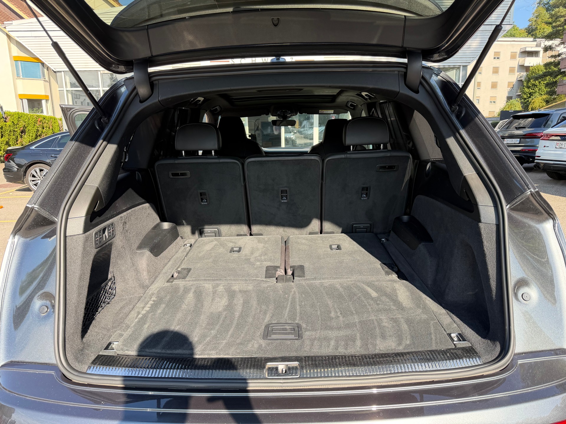 AUDI SQ7 TFSI quattro | CH | Audi Garantie 2027 | NP: 170K | 22" | Black Optik | Massage | Pano |  7Sitz |-image-23