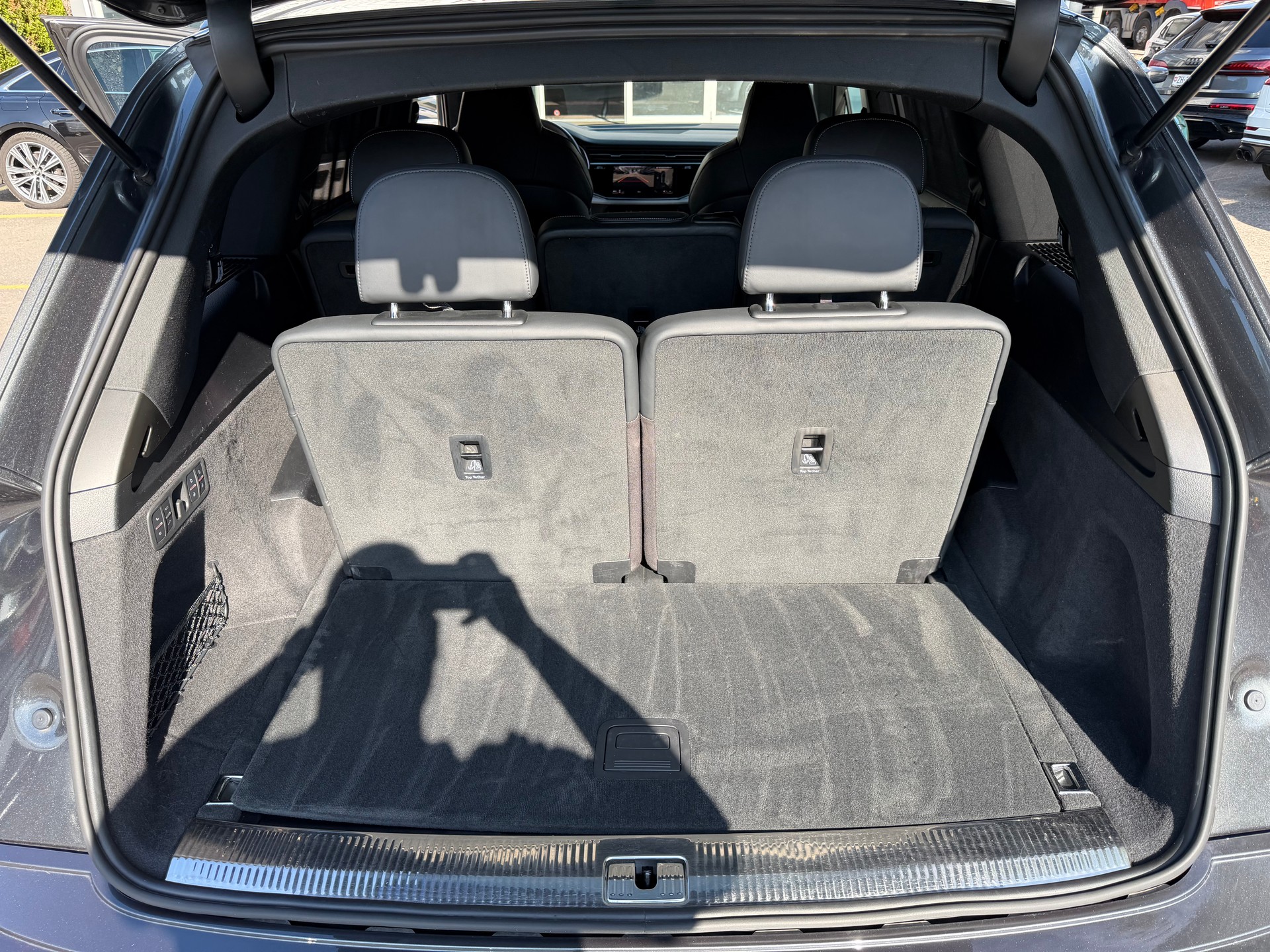 AUDI SQ7 TFSI quattro | CH | Audi Garantie 2027 | NP: 170K | 22" | Black Optik | Massage | Pano |  7Sitz |-image-21