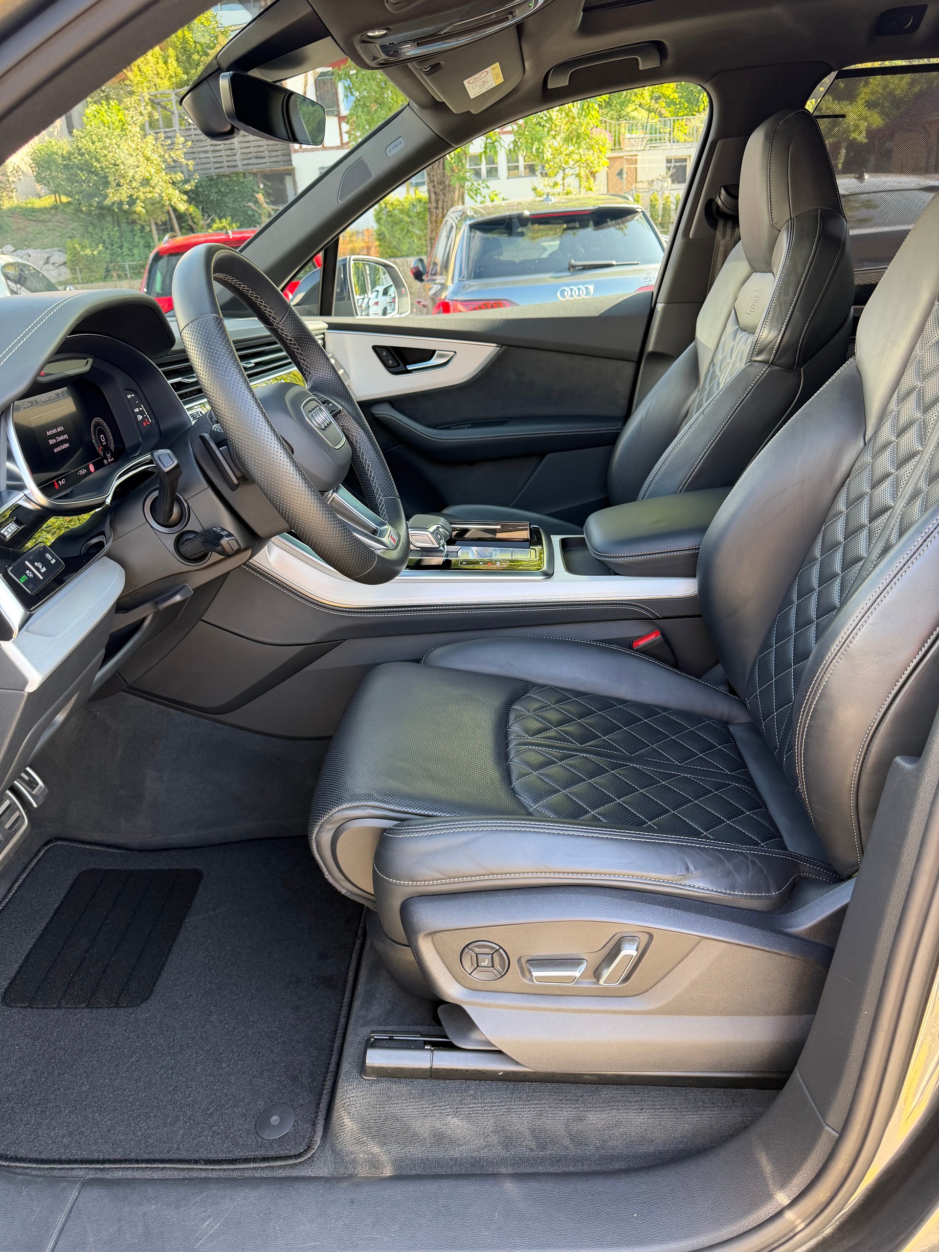 AUDI SQ7 TFSI quattro | CH | Audi Garantie 2027 | NP: 170K | 22" | Black Optik | Massage | Pano |  7Sitz |-image-9
