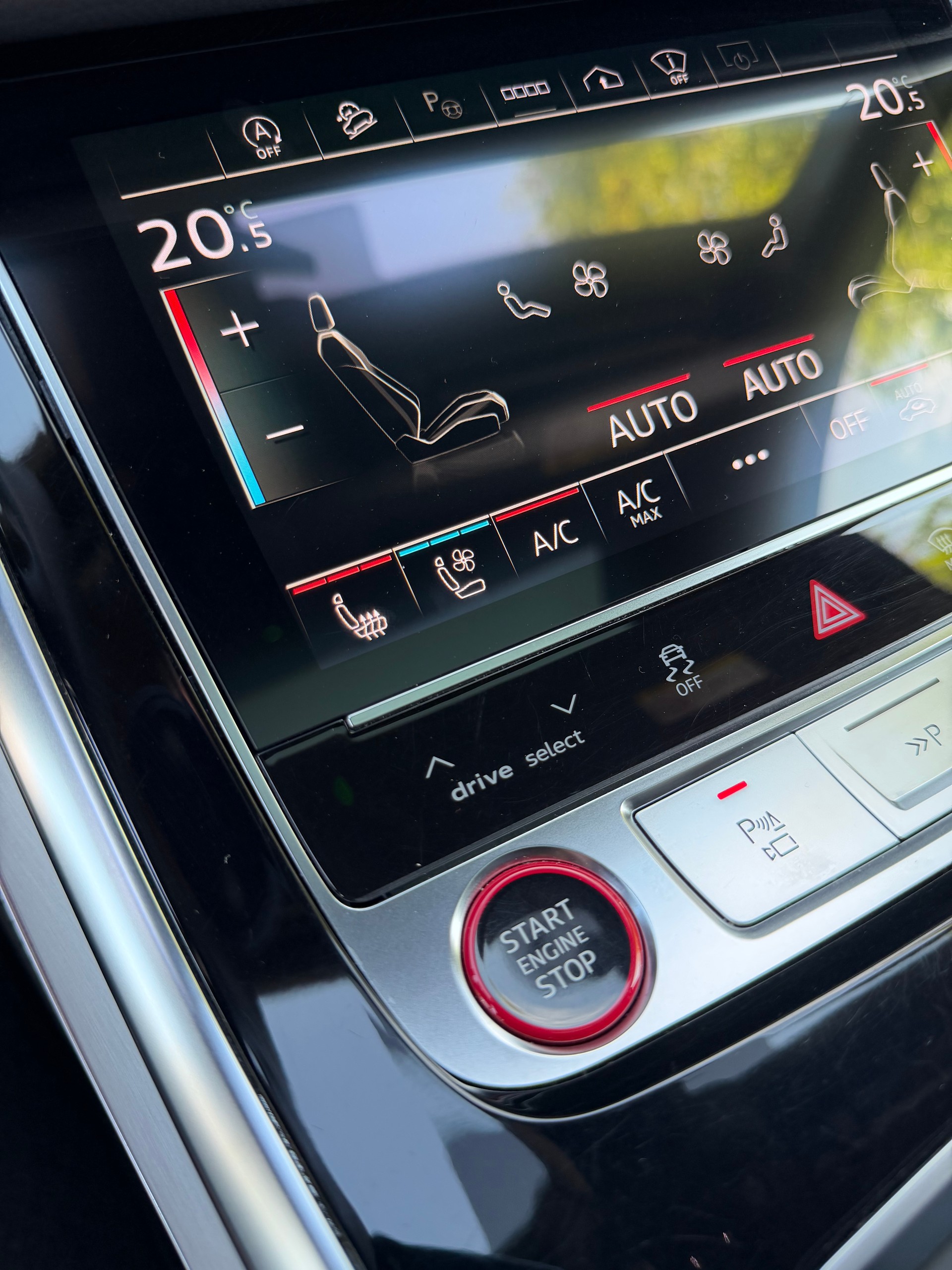 AUDI SQ7 TFSI quattro | CH | Audi Garantie 2027 | NP: 170K | 22" | Black Optik | Massage | Pano |  7Sitz |-image-16