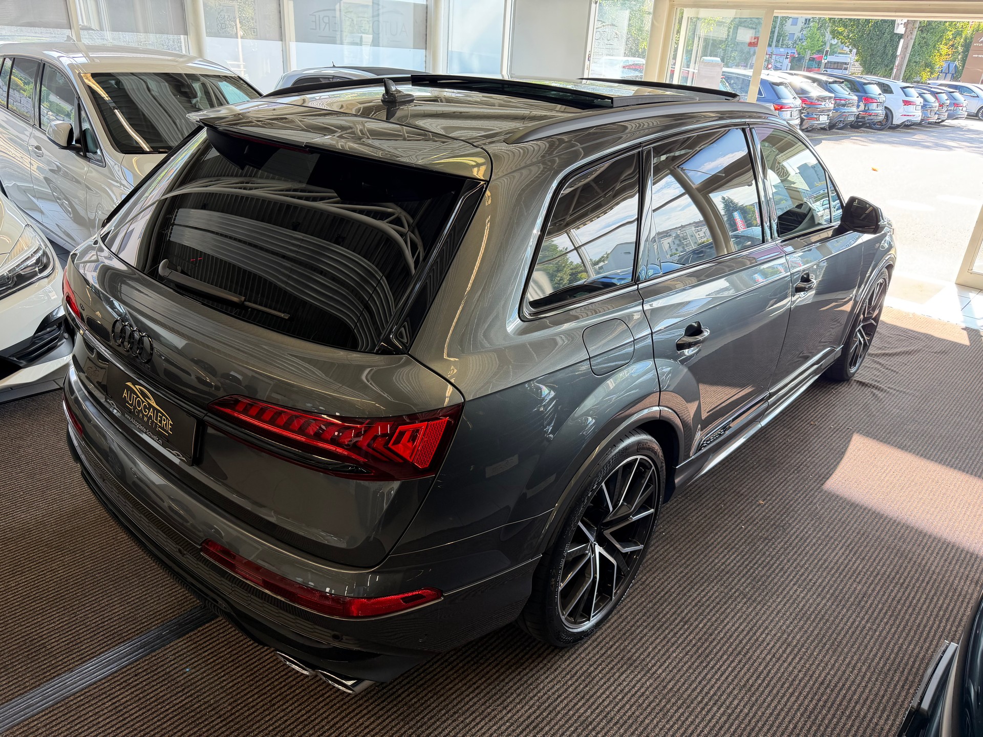 AUDI SQ7 TFSI quattro | CH | Audi Garantie 2027 | NP: 170K | 22" | Black Optik | Massage | Pano |  7Sitz |-image-32