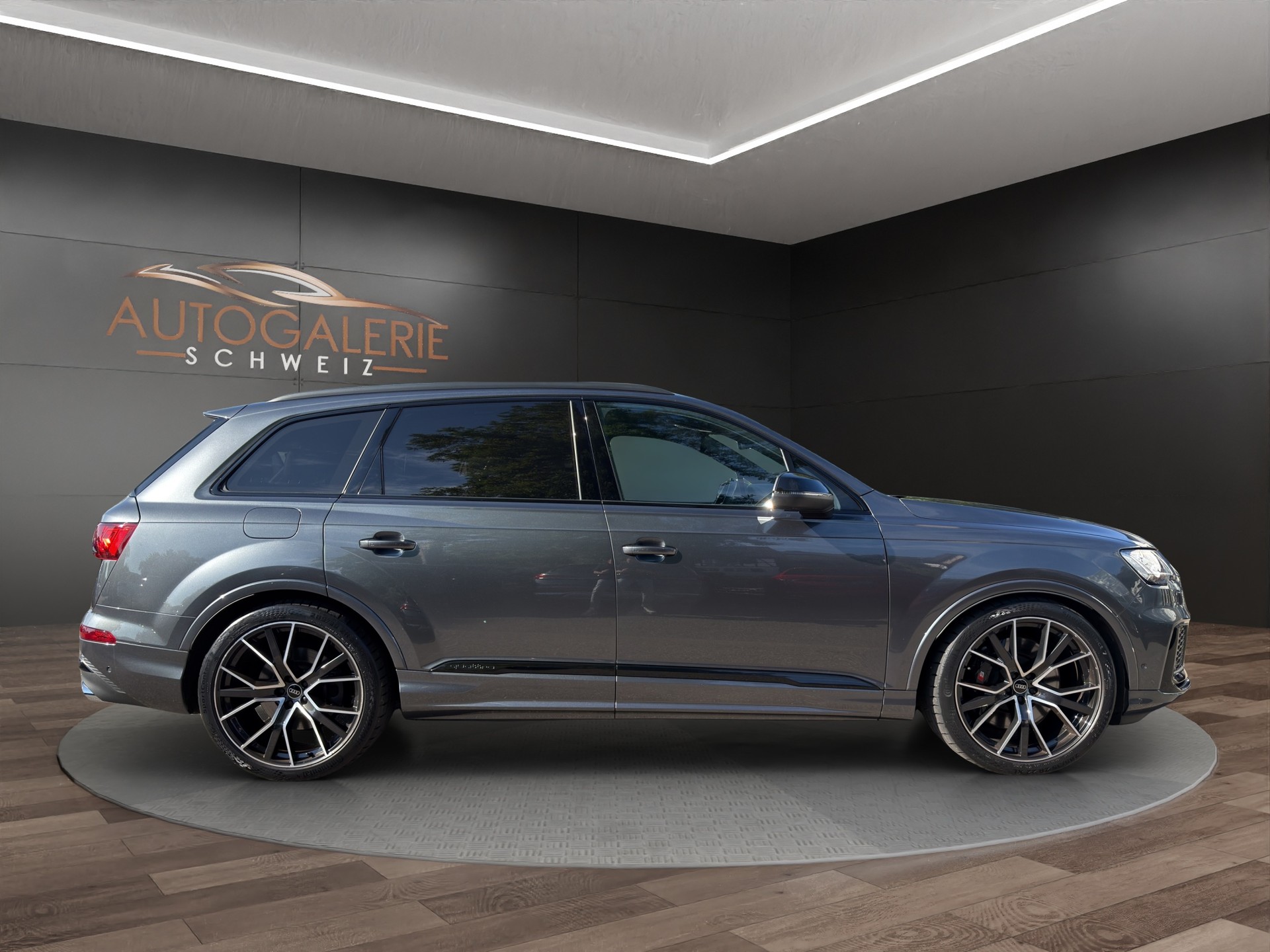 AUDI SQ7 TFSI quattro | CH | Audi Garantie 2027 | NP: 170K | 22" | Black Optik | Massage | Pano |  7Sitz |-image-5