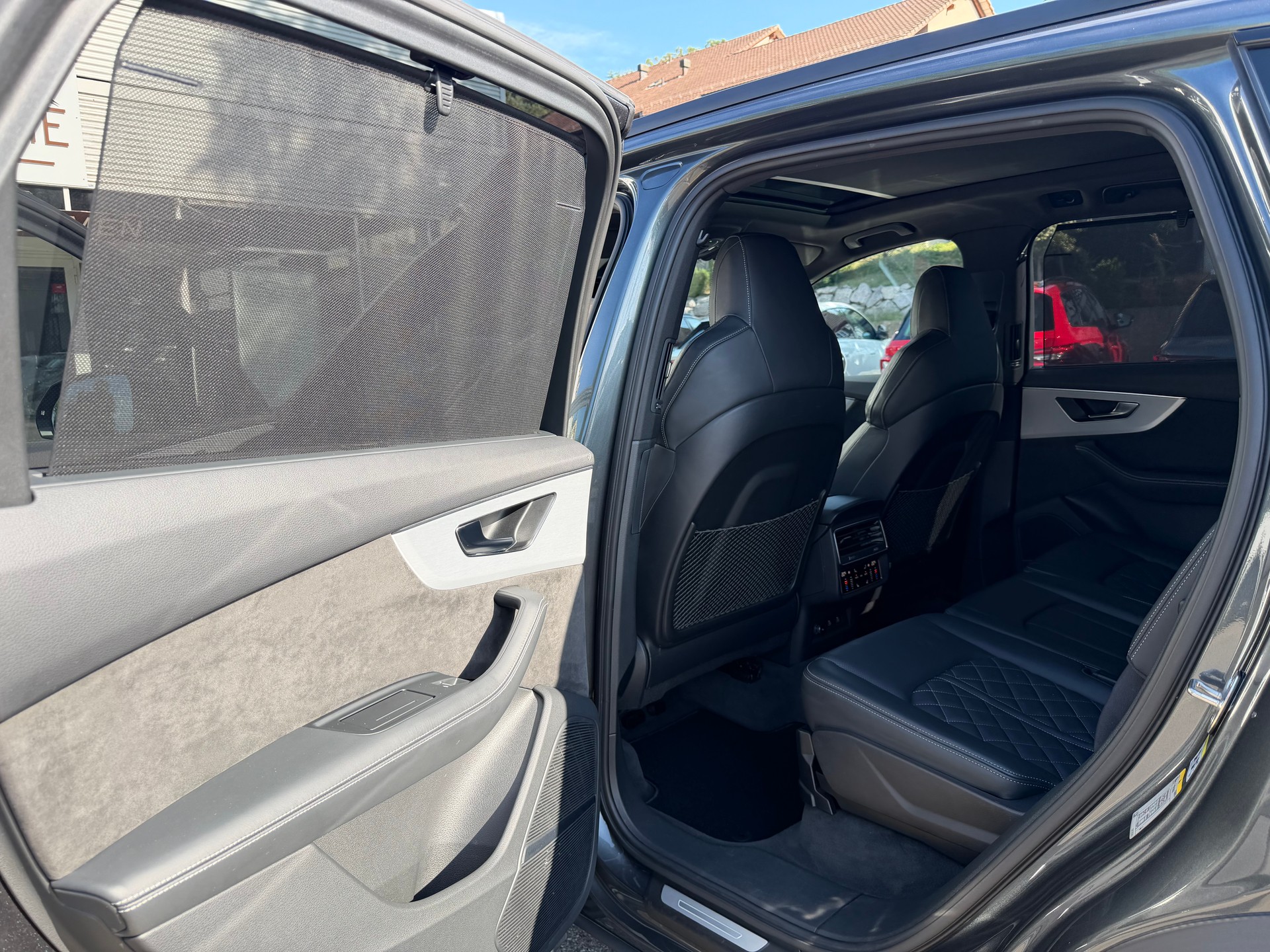 AUDI SQ7 TFSI quattro | CH | Audi Garantie 2027 | NP: 170K | 22" | Black Optik | Massage | Pano |  7Sitz |-image-18