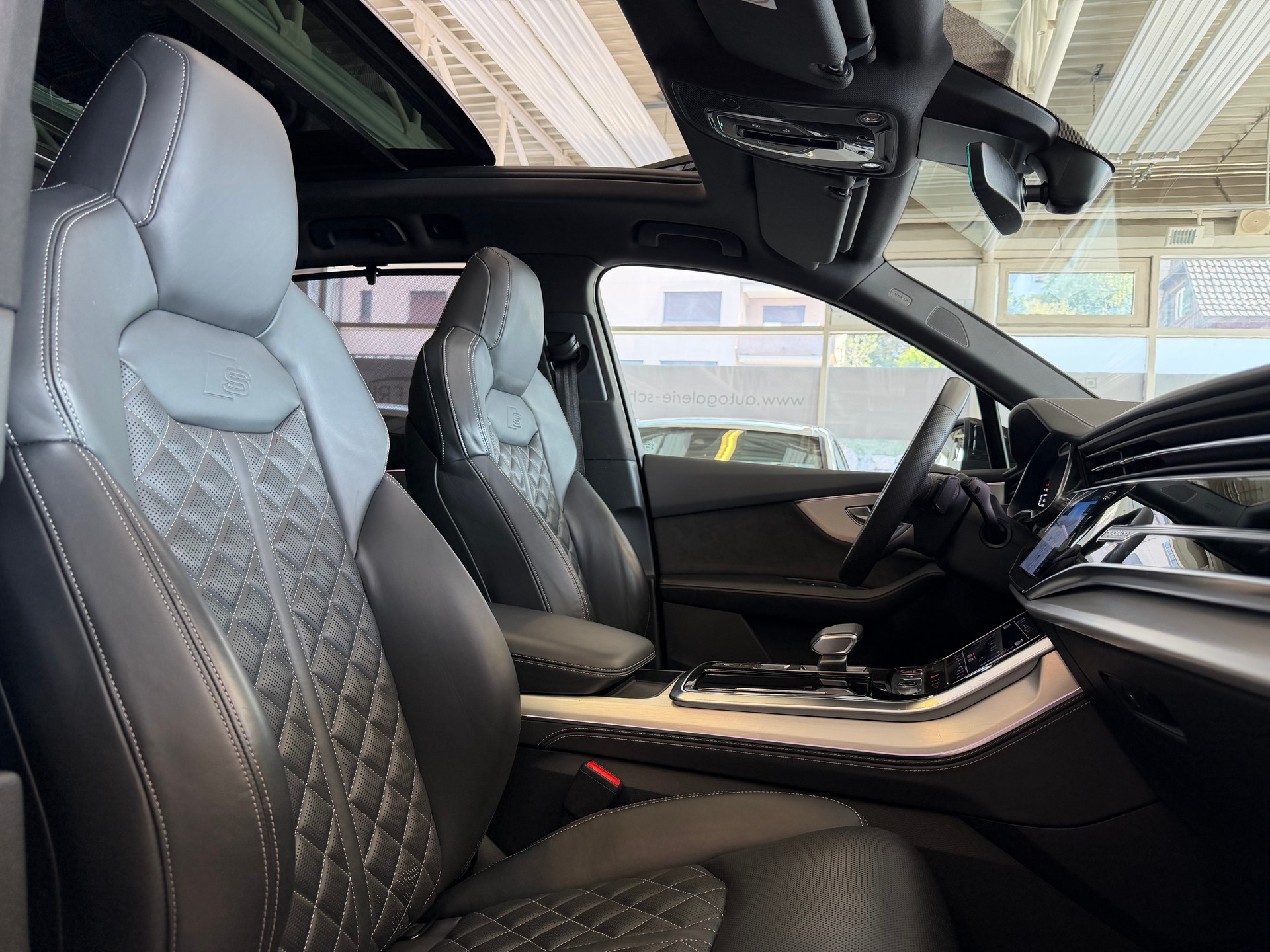 AUDI SQ7 TFSI quattro | CH | Audi Garantie 2027 | NP: 170K | 22" | Black Optik | Massage | Pano |  7Sitz |-image-35