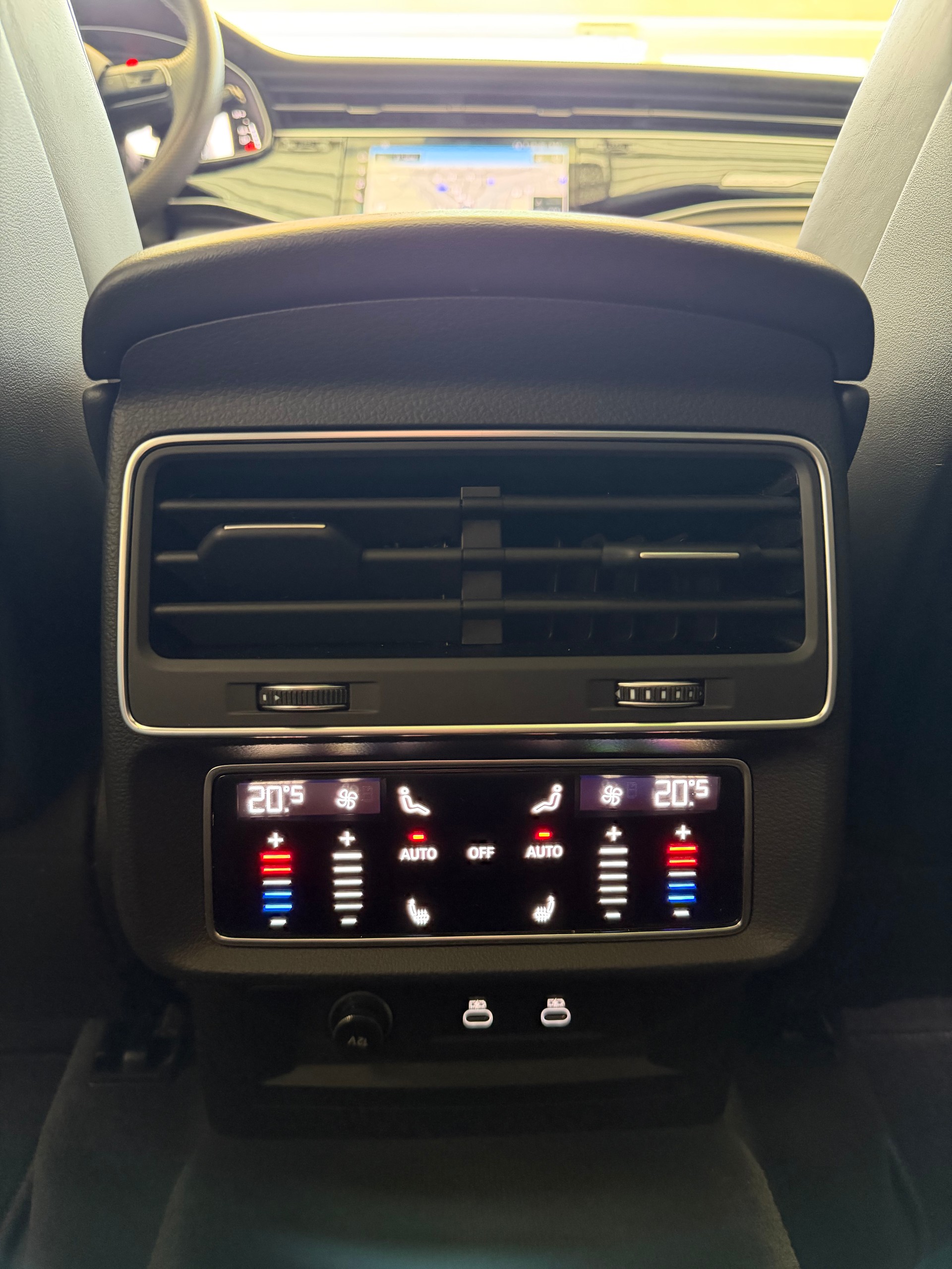 AUDI SQ7 TFSI quattro | CH | Audi Garantie 2027 | NP: 170K | 22" | Black Optik | Massage | Pano |  7Sitz |-image-27