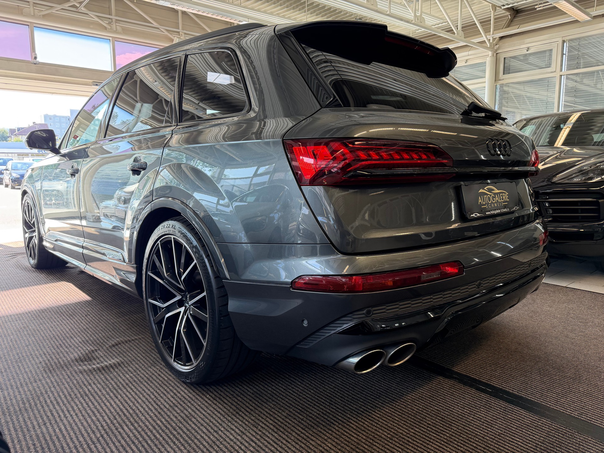 AUDI SQ7 TFSI quattro | CH | Audi Garantie 2027 | NP: 170K | 22" | Black Optik | Massage | Pano |  7Sitz |-image-28