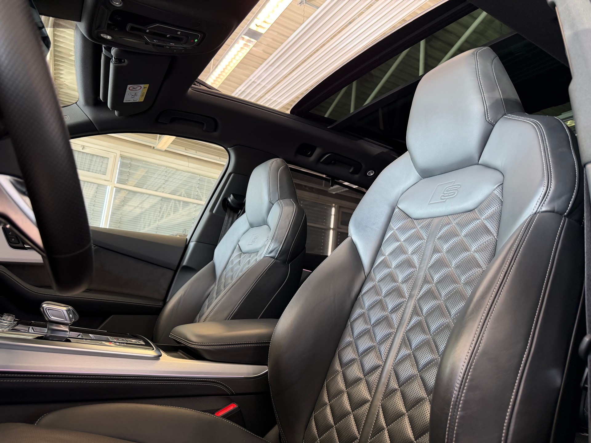 AUDI SQ7 TFSI quattro | CH | Audi Garantie 2027 | NP: 170K | 22" | Black Optik | Massage | Pano |  7Sitz |-image-25