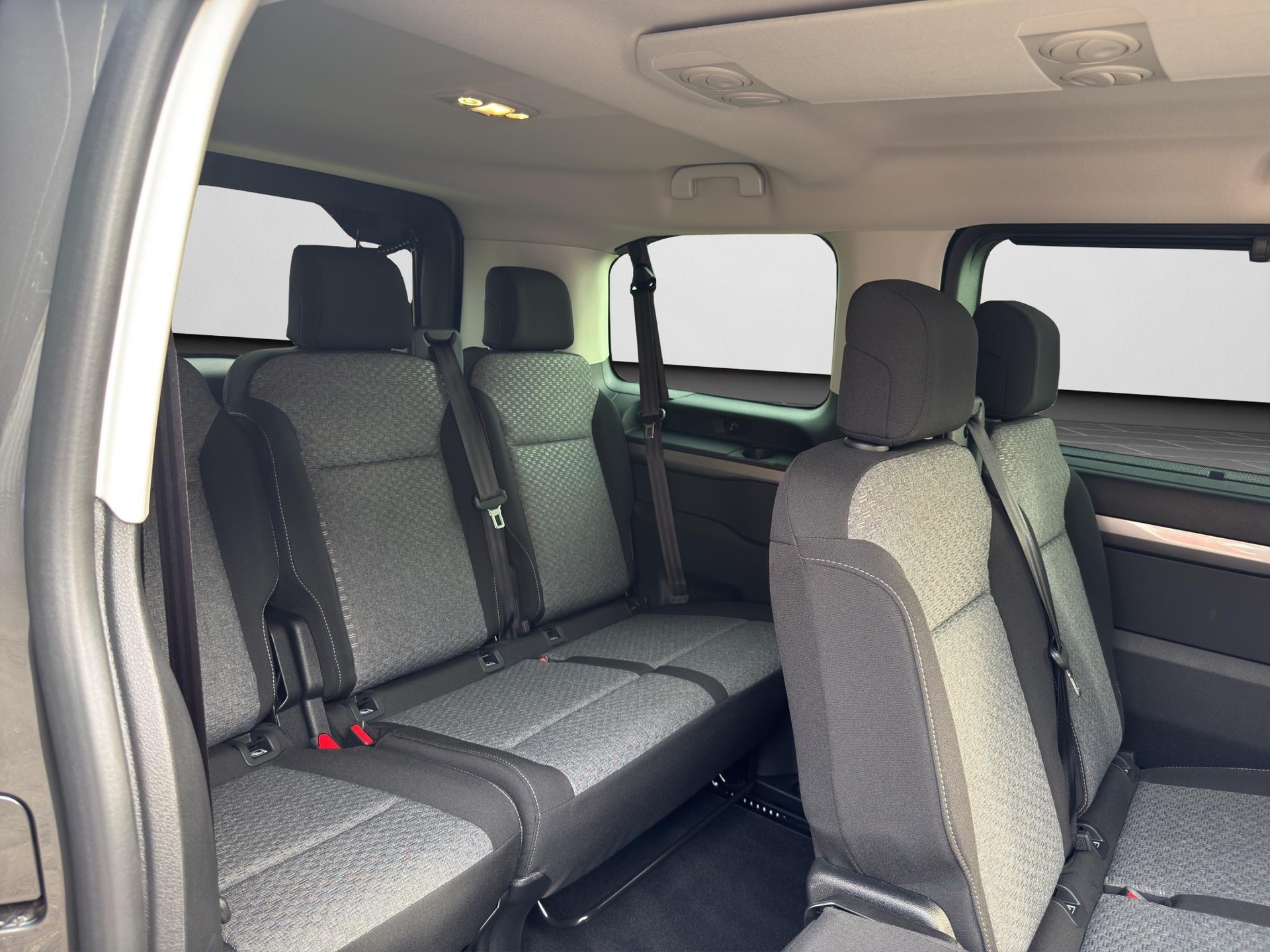 PEUGEOT Traveller Standard 2.2 BlueHDi 180 Family Edition S/S-image-14