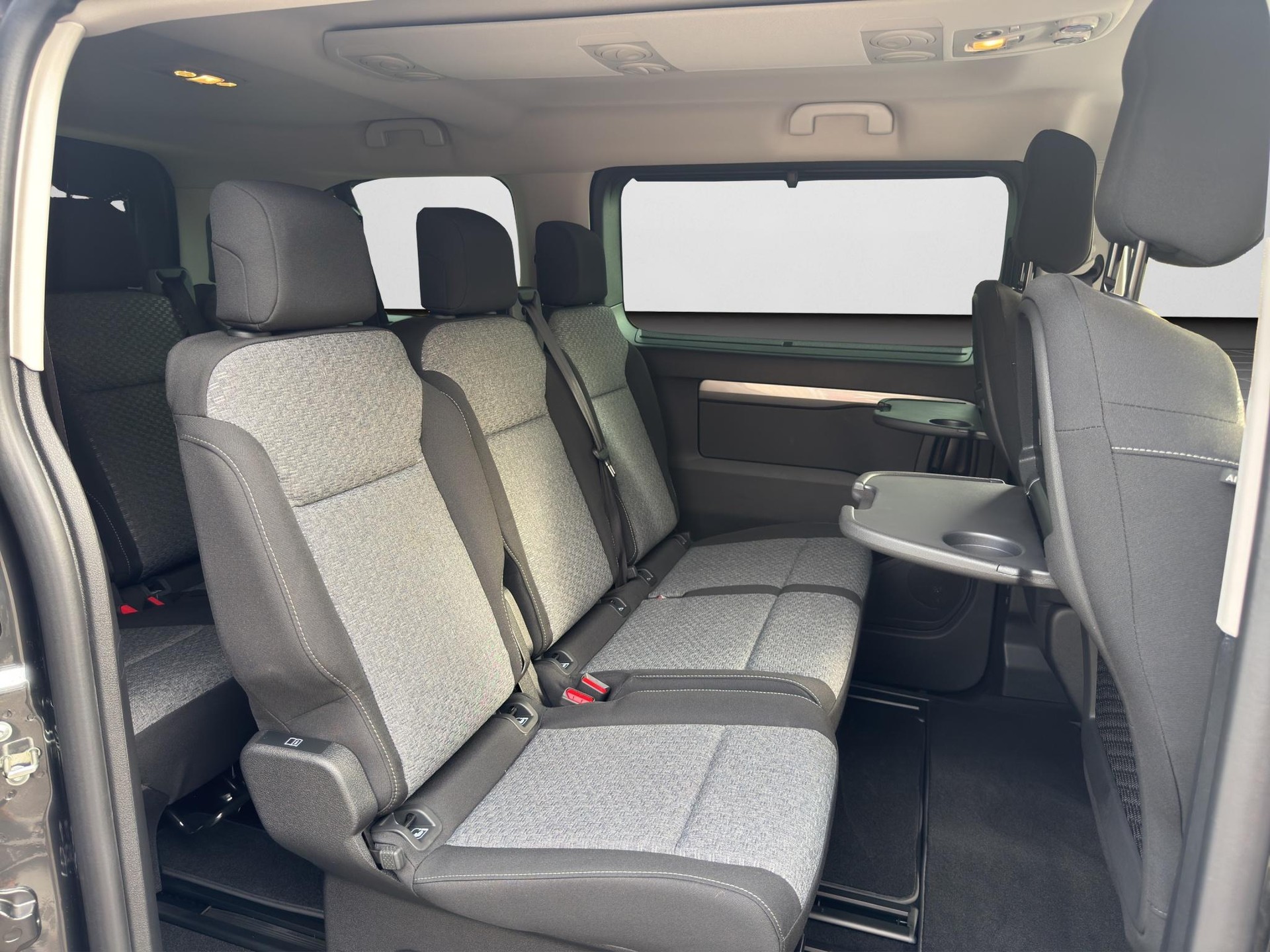 PEUGEOT Traveller Standard 2.2 BlueHDi 180 Family Edition S/S-image-13