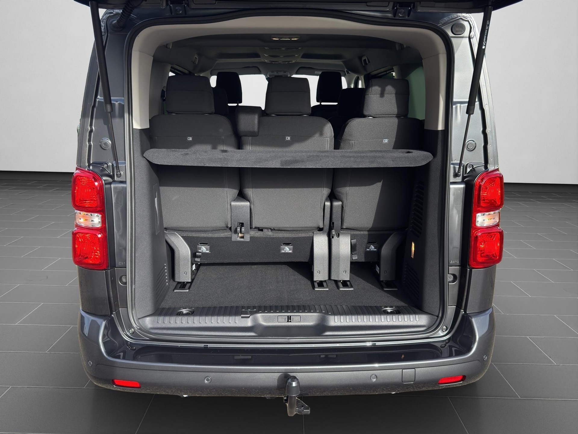 PEUGEOT Traveller Standard 2.2 BlueHDi 180 Family Edition S/S-image-17