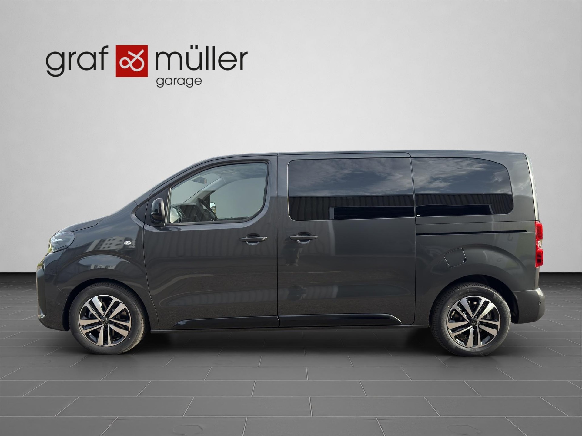 PEUGEOT Traveller Standard 2.2 BlueHDi 180 Family Edition S/S-showroom-element-1