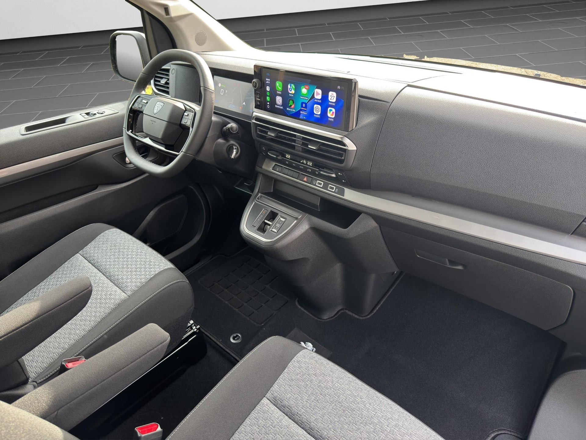 PEUGEOT Traveller Standard 2.2 BlueHDi 180 Family Edition S/S-image-11