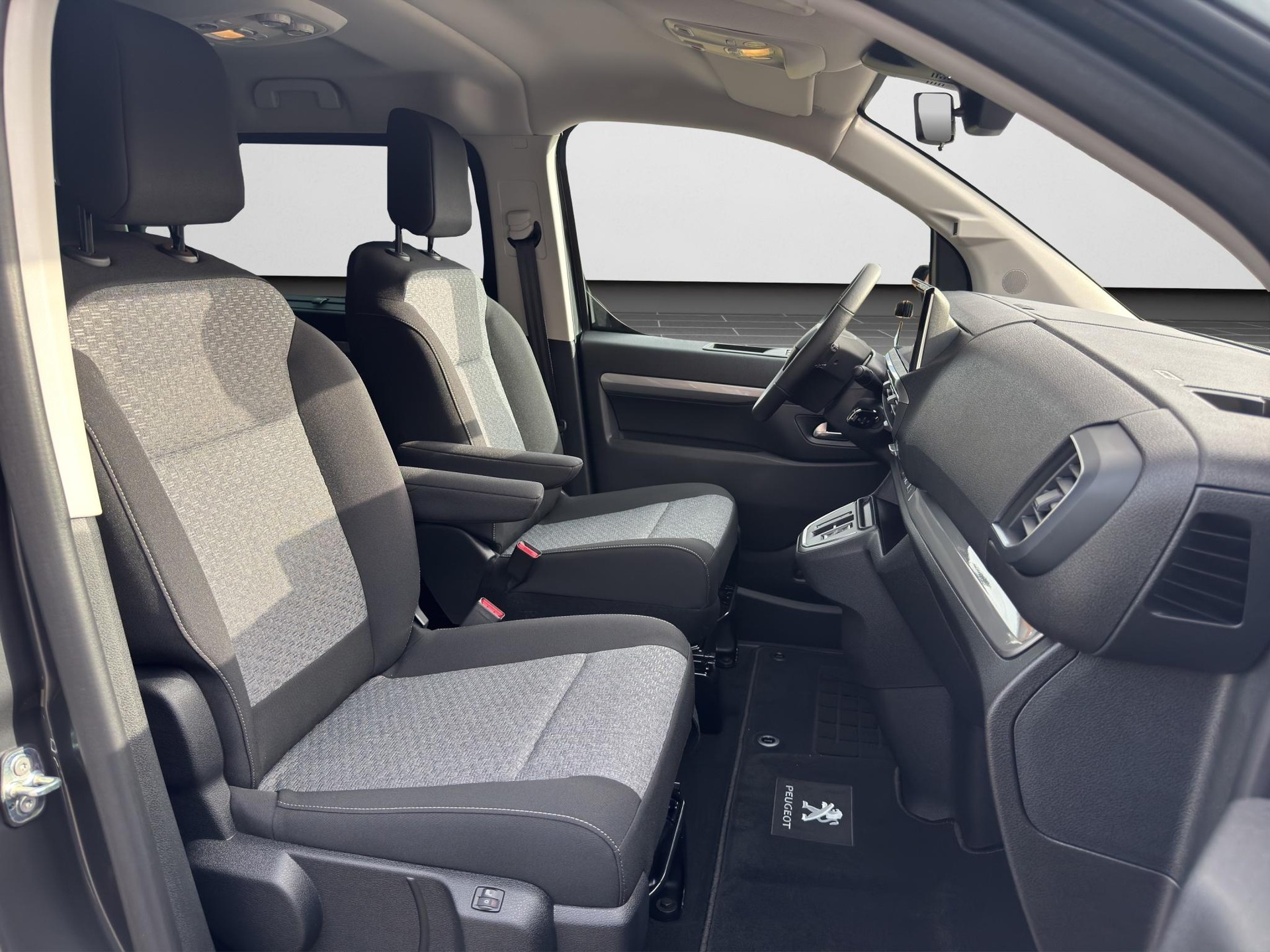 PEUGEOT Traveller Standard 2.2 BlueHDi 180 Family Edition S/S-image-12