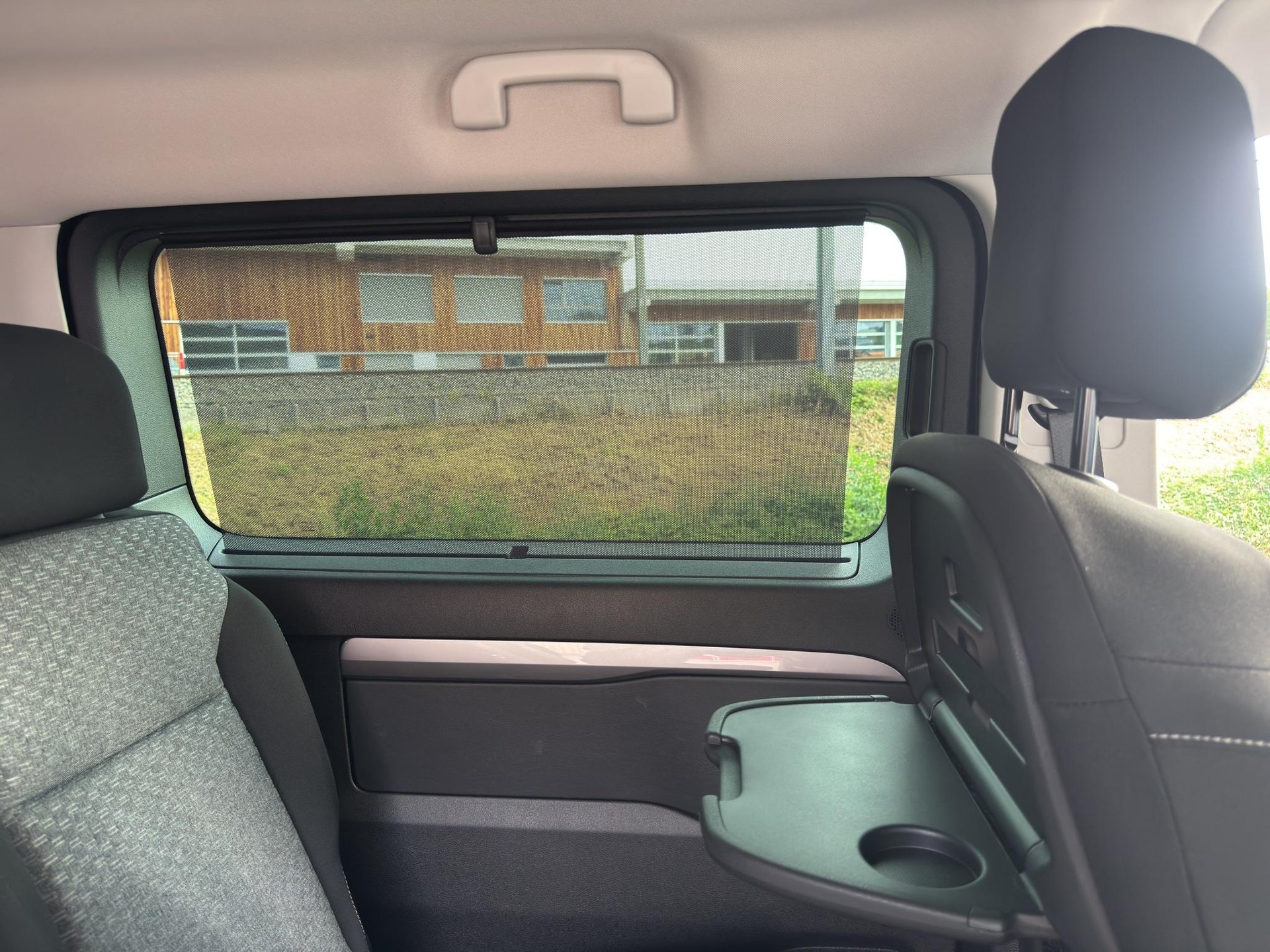PEUGEOT Traveller Standard 2.2 BlueHDi 180 Family Edition S/S-image-16