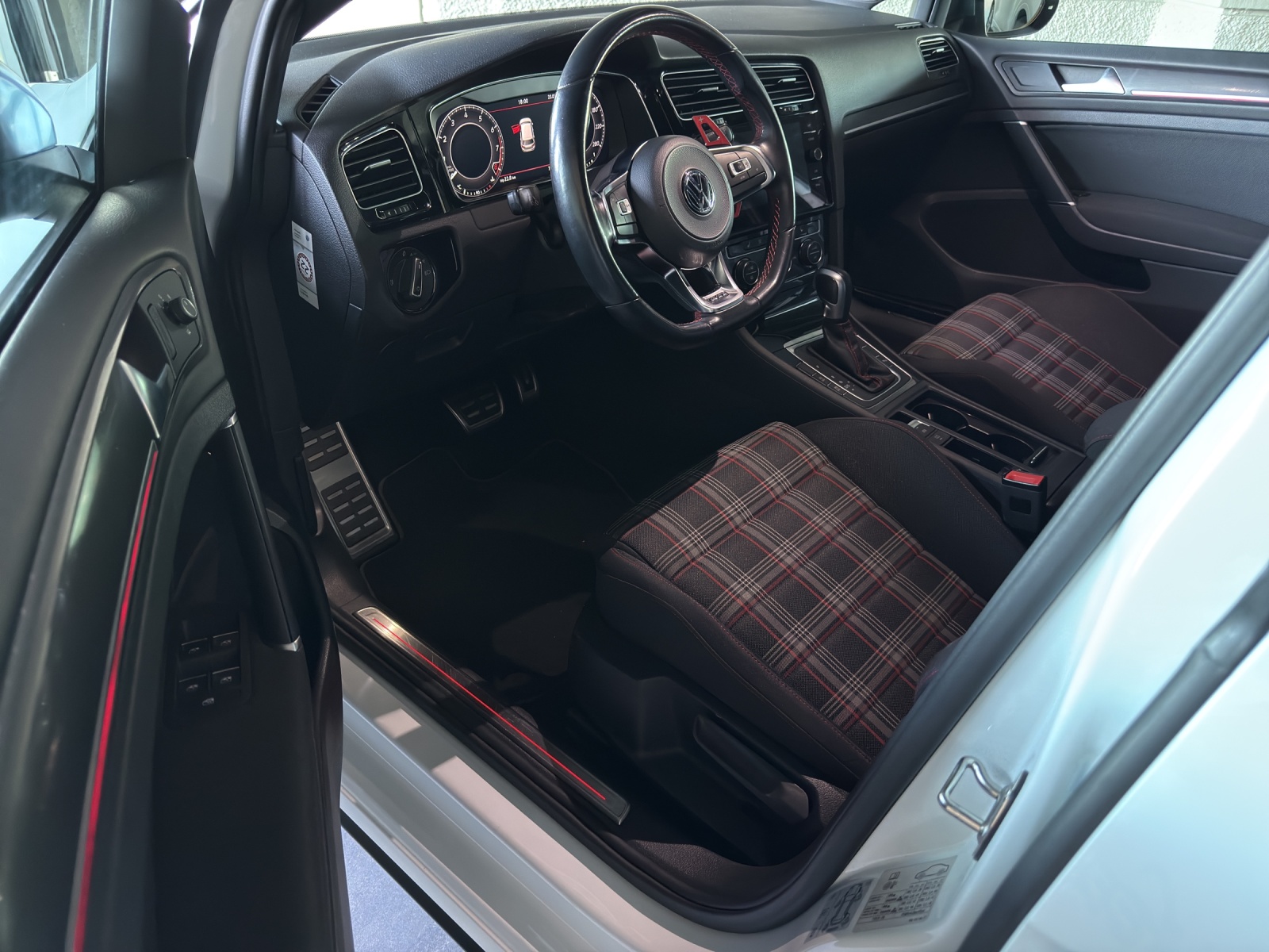 VW Golf 2.0 TSI GTI Performance DSG-image-15