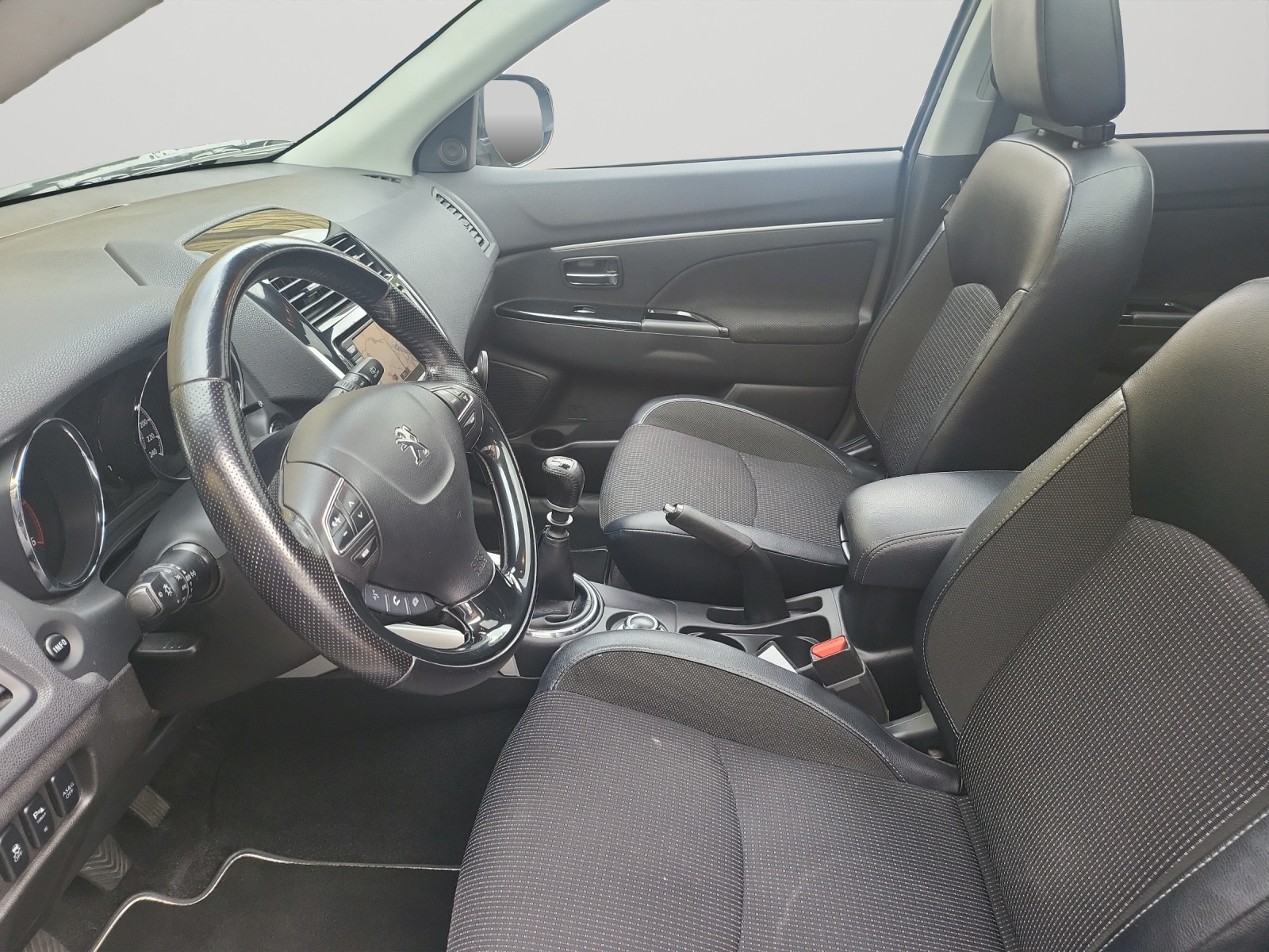 PEUGEOT 4008 1.8 HDi Allure 4WD-image-4