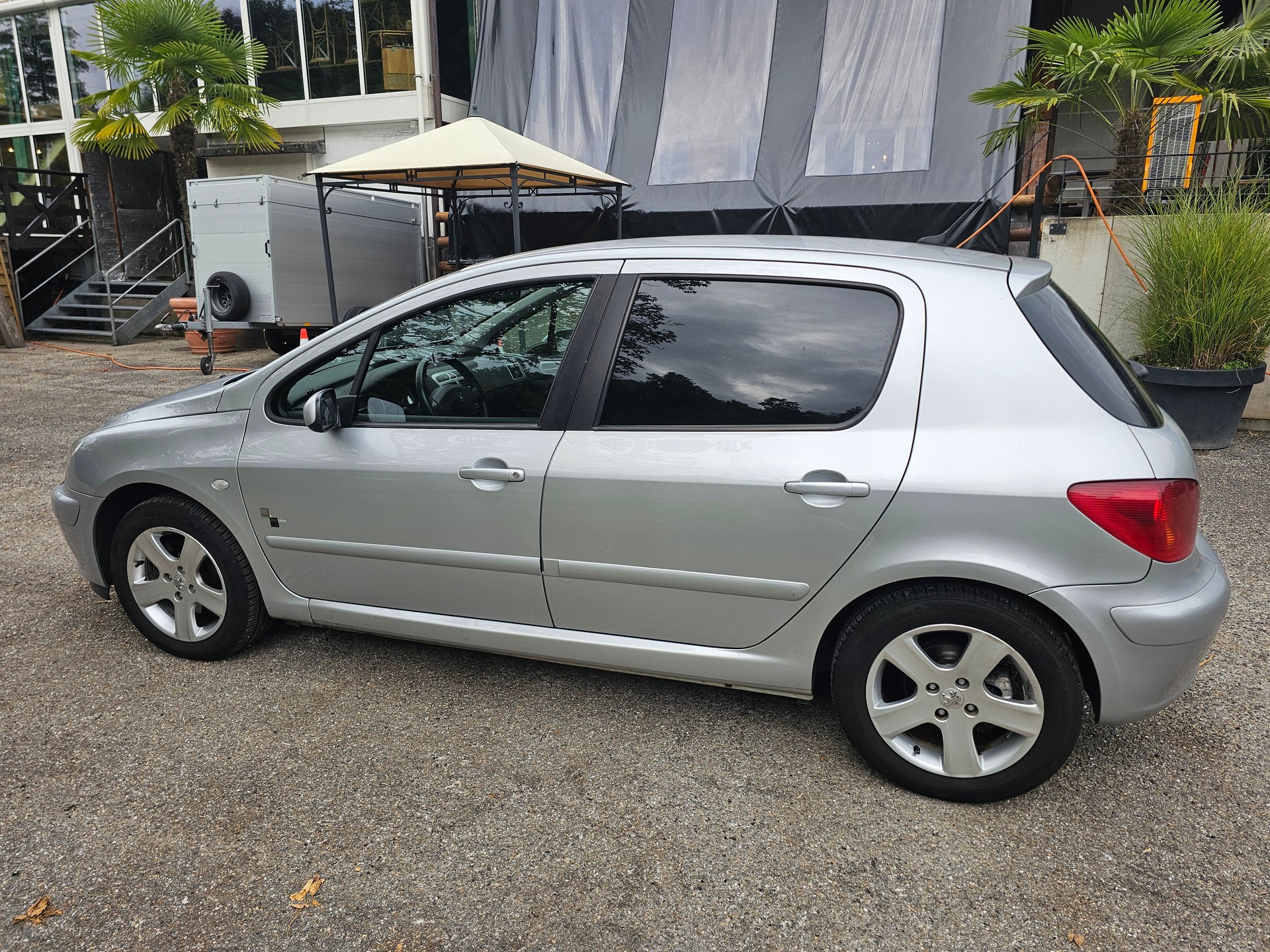 PEUGEOT 307 2.0 16V Black&Silver Edition aus 2ter Hand *** Inkl. frischer MFK *** Kupplung neu ersetzt ***-showroom-element-3