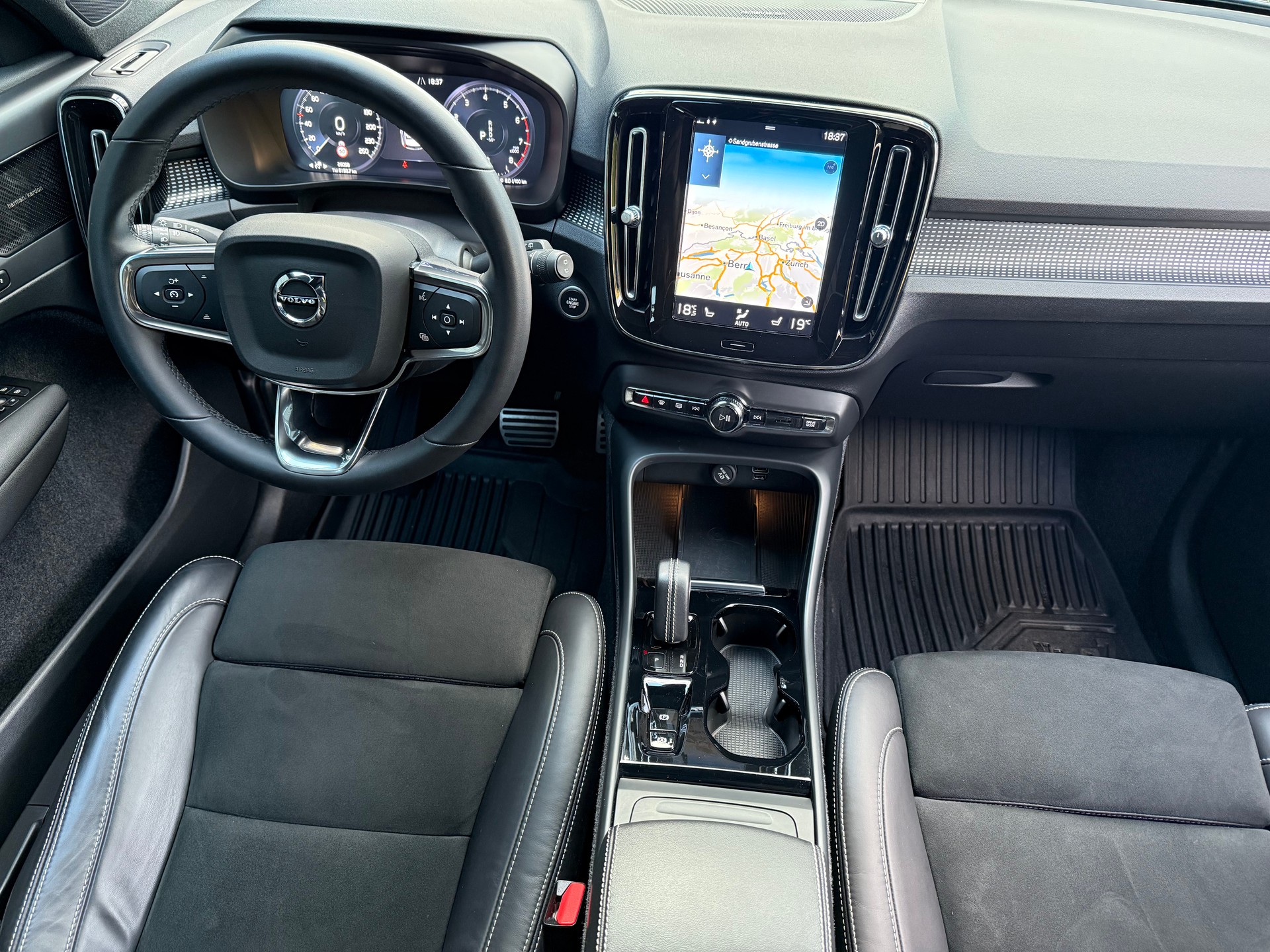 VOLVO XC40 B4 Benzin Mild Hybrid AWD Plus Dark DCT-image-6
