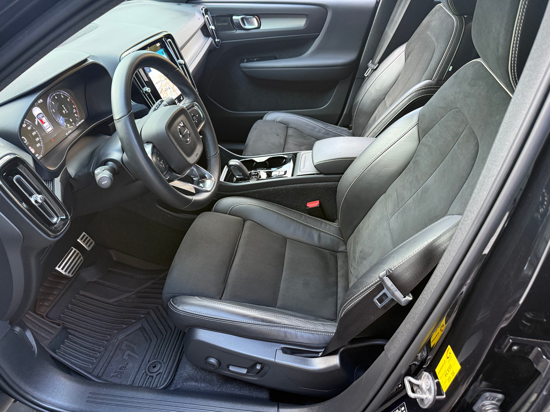 VOLVO XC40 B4 Benzin Mild Hybrid AWD Plus Dark DCT-image-7
