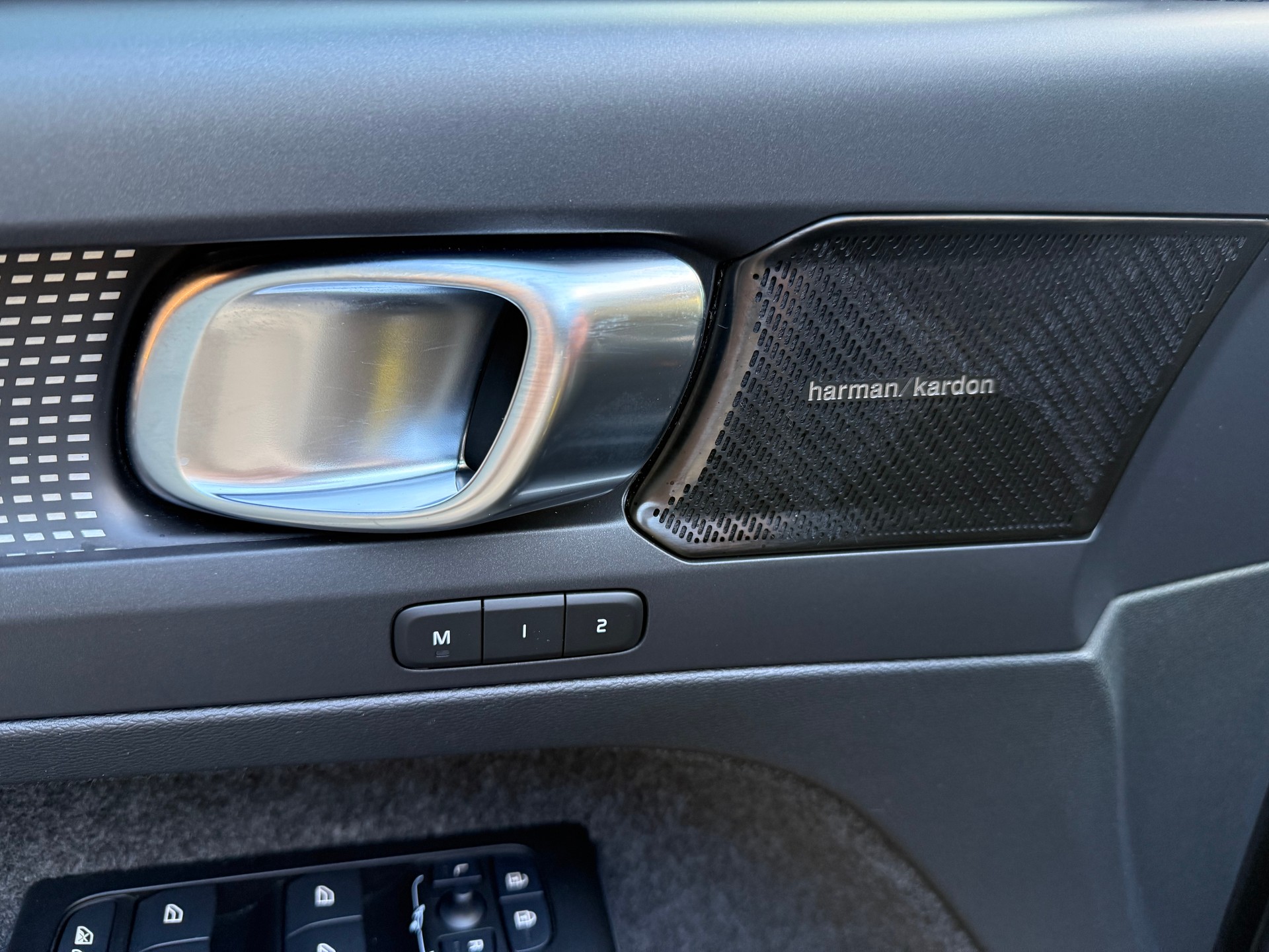 VOLVO XC40 B4 Benzin Mild Hybrid AWD Plus Dark DCT-image-9