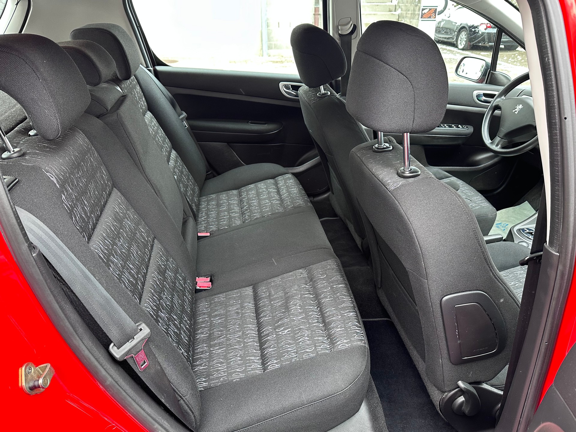 PEUGEOT 307 2.0 16V XT-image-12