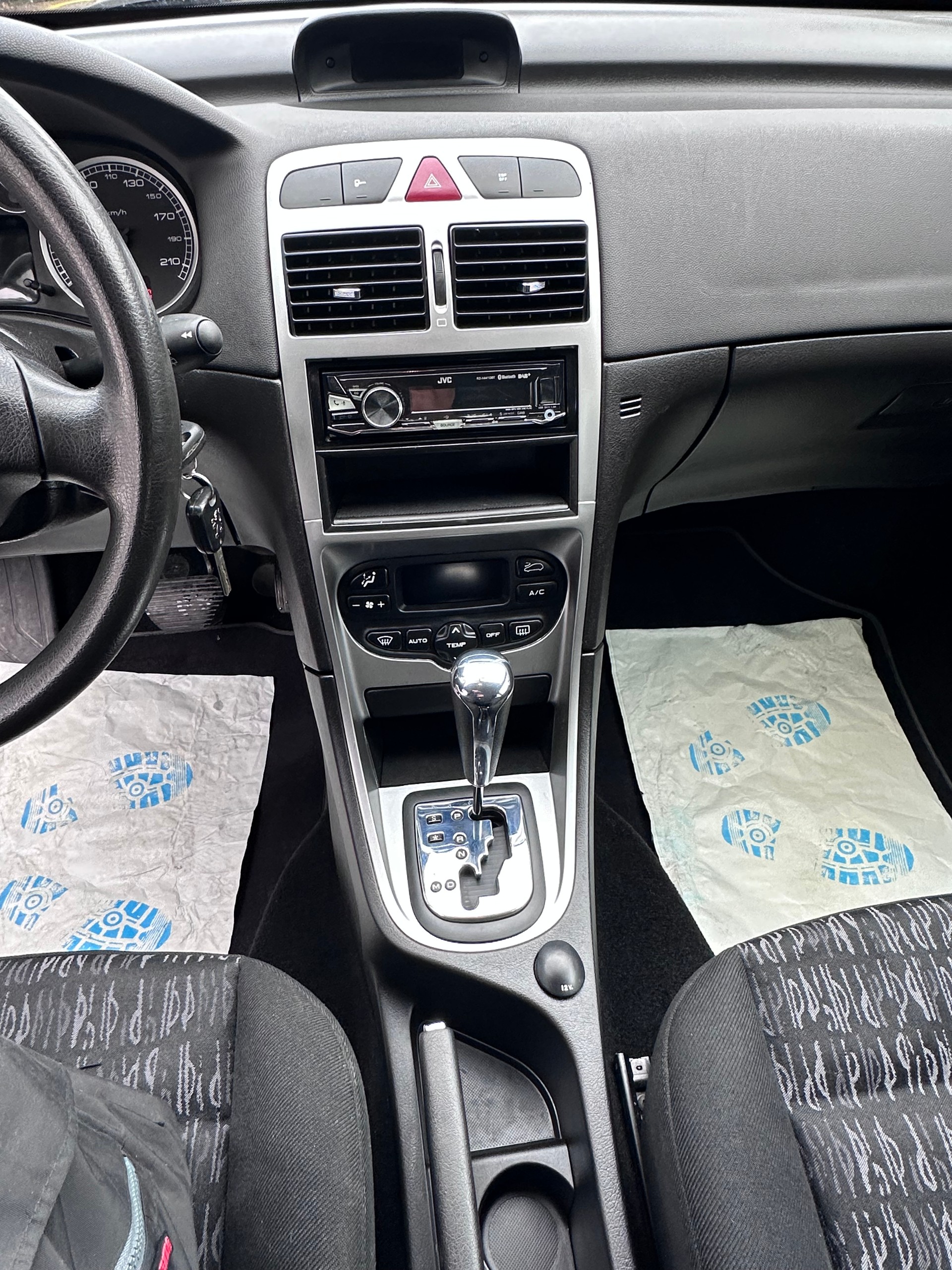 PEUGEOT 307 2.0 16V XT-image-8