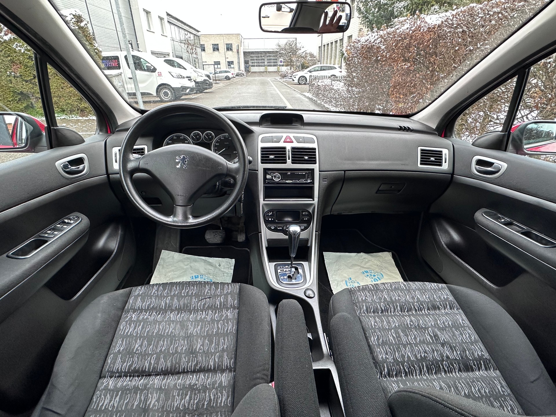 PEUGEOT 307 2.0 16V XT-image-9