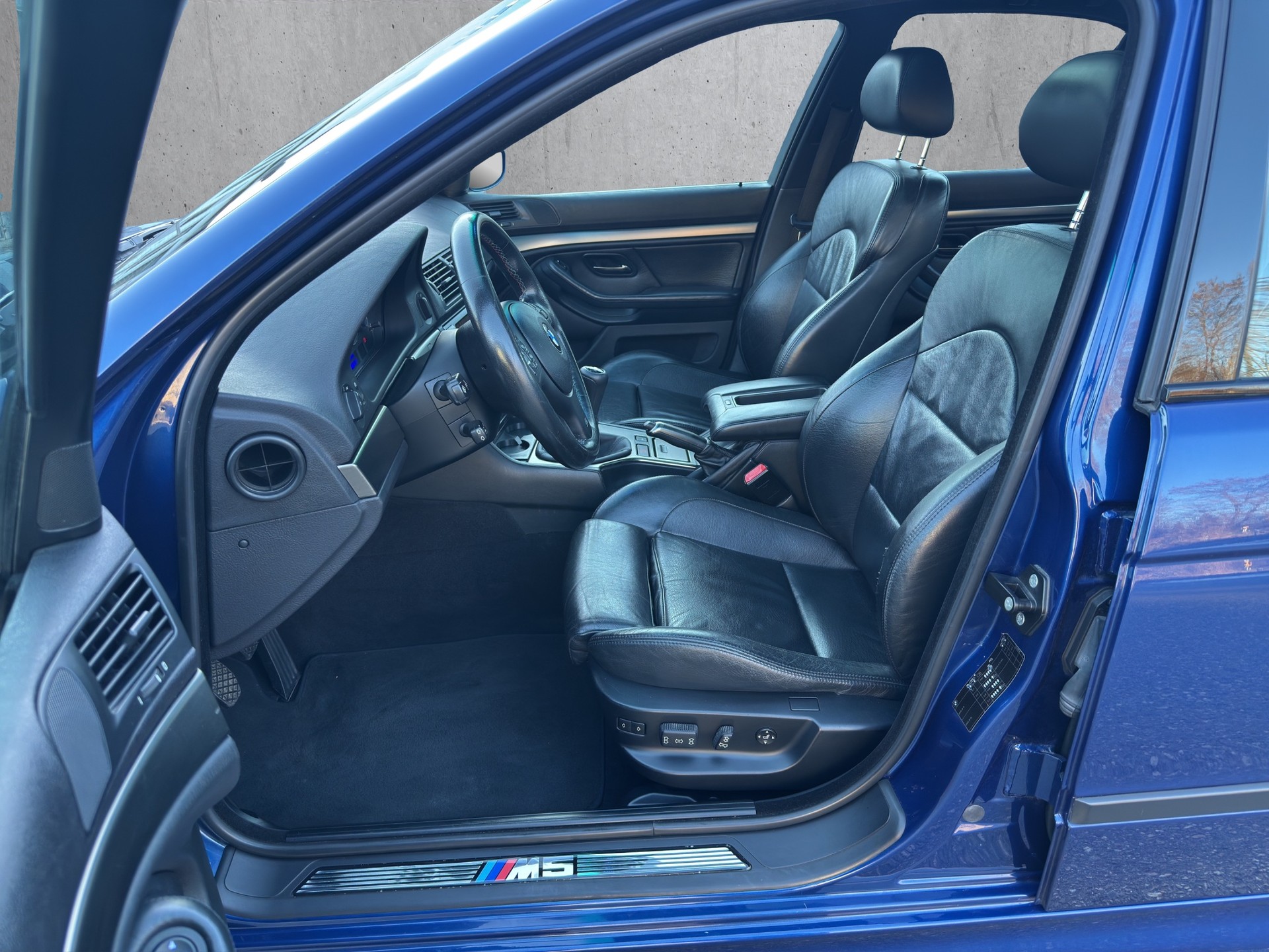 BMW M5-image-8