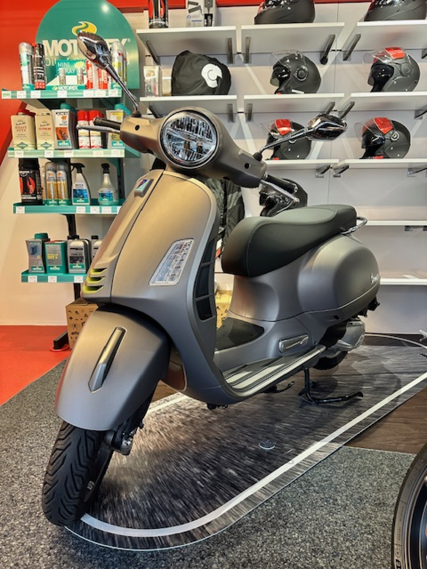 PIAGGIO Vespa GTS 300 HPE TOP Occasion mit wenig Kilometer