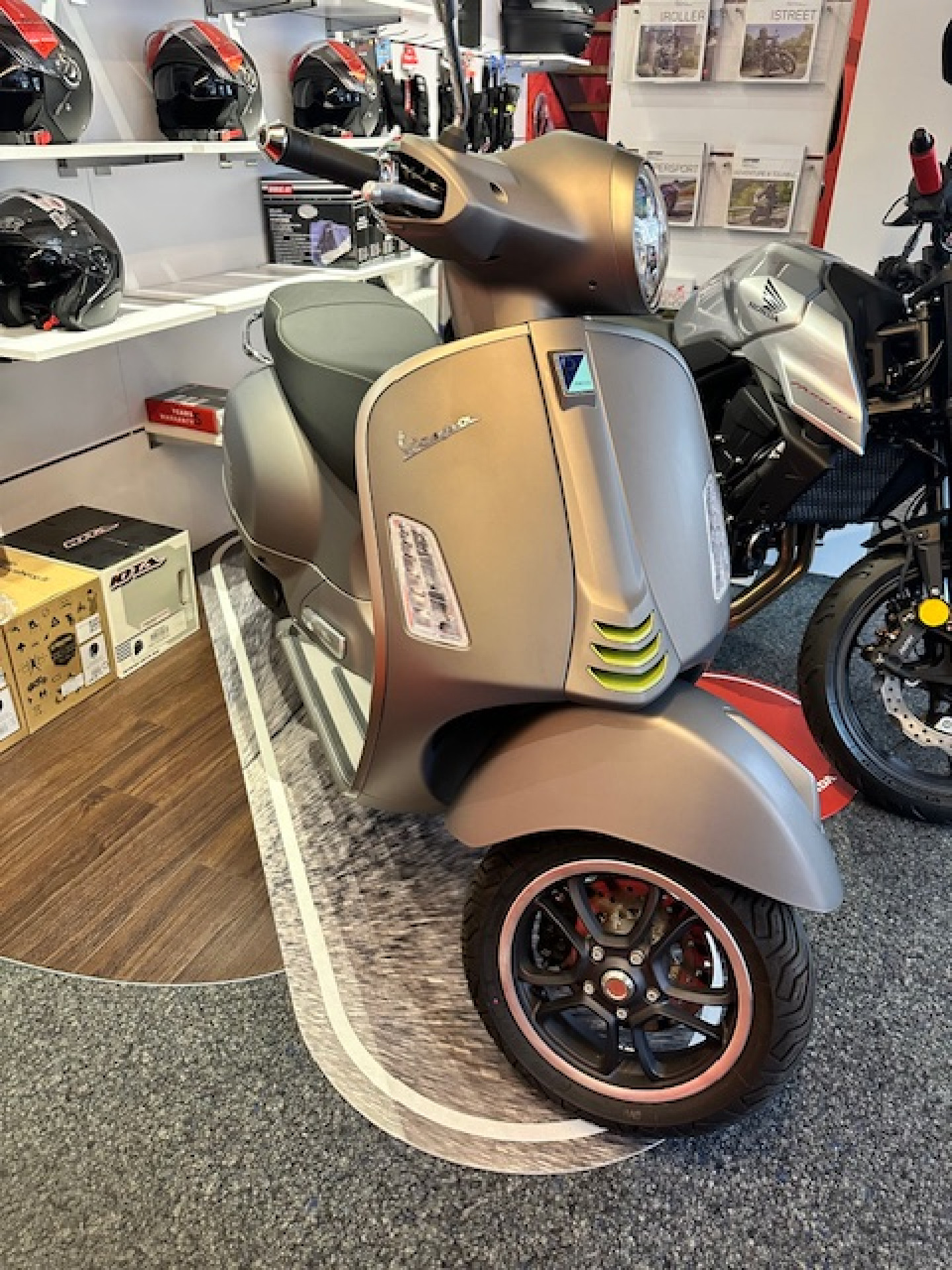 PIAGGIO Vespa GTS 300 HPE TOP Occasion mit wenig Kilometer-image-2