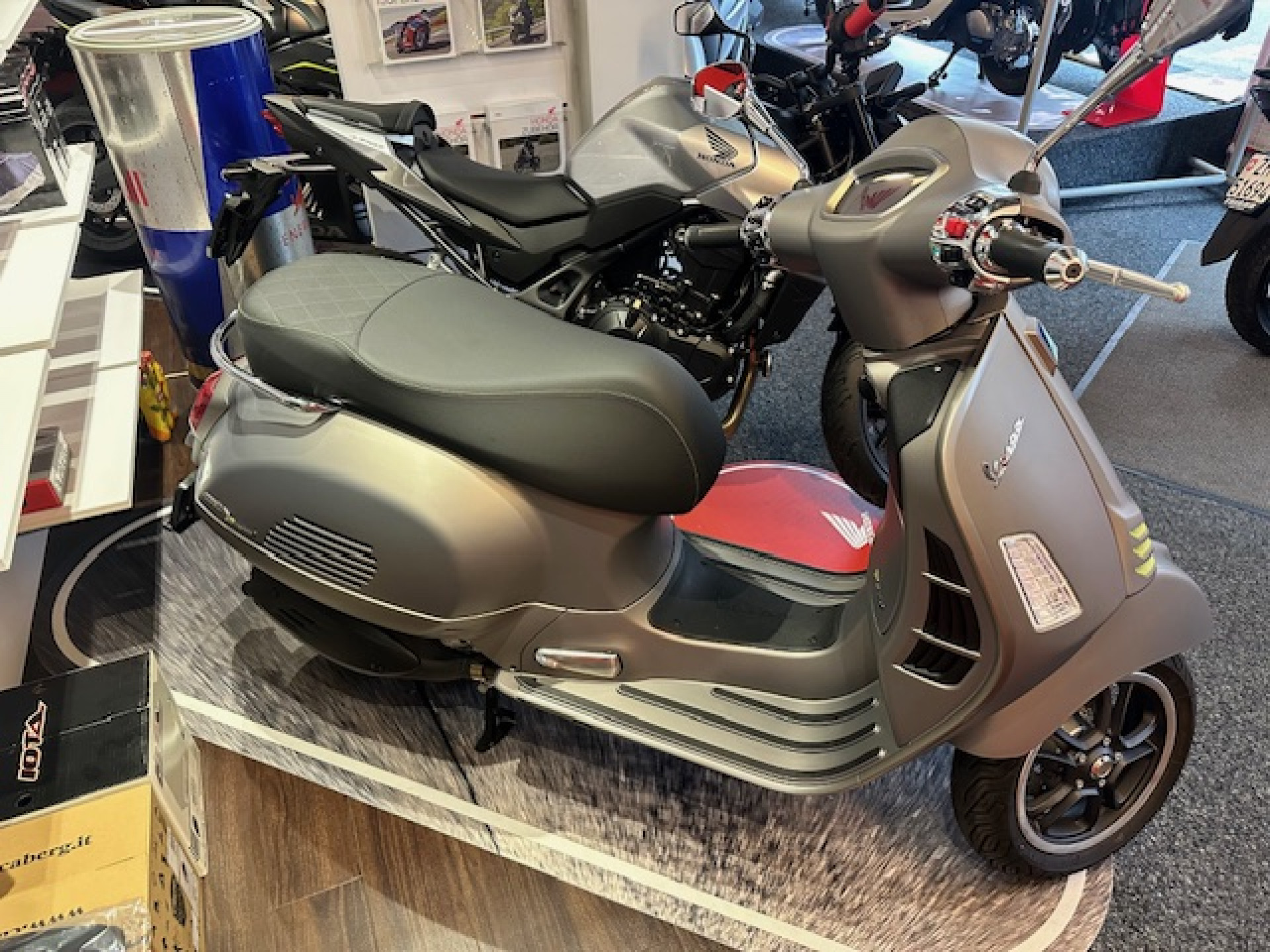 PIAGGIO Vespa GTS 300 HPE TOP Occasion mit wenig Kilometer-image-1