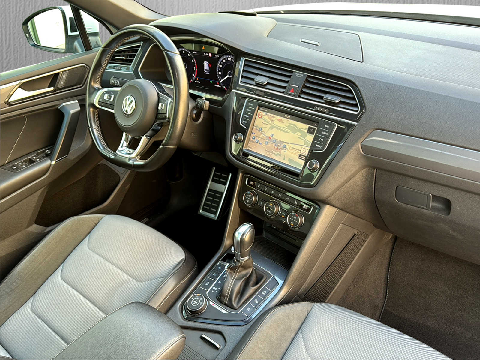 VW Tiguan 2.0TSI Highline 4Motion DSG*R-Line*Standheizung*Panoramadach*-image-11