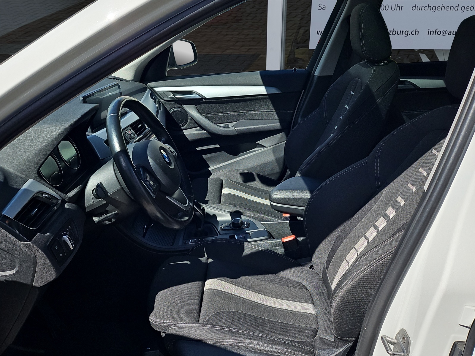 BMW X1 xDrive 18d Essential Edition Steptronic-image-9
