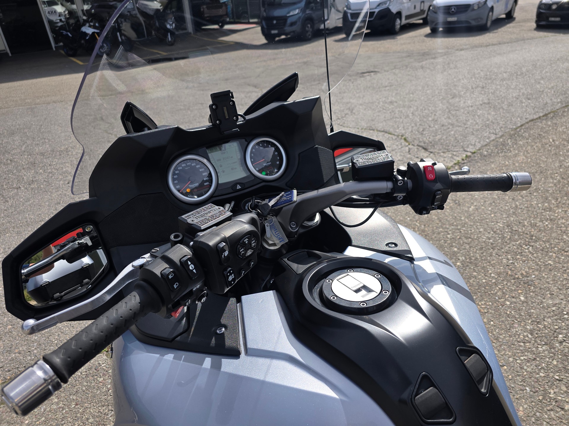 TRIUMPH Trophy 1200 SE ABS-image-11
