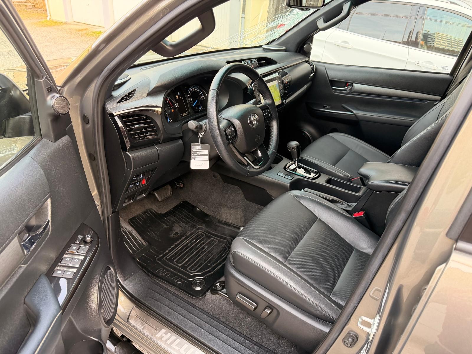 TOYOTA Hilux 2.8D-4D Invincible Double Cab 4x4 A-image-10