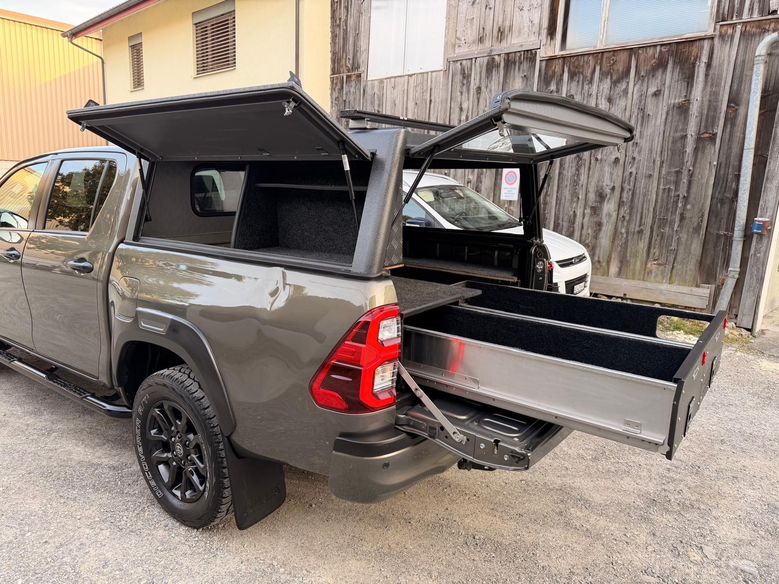 TOYOTA Hilux 2.8D-4D Invincible Double Cab 4x4 A-image-2
