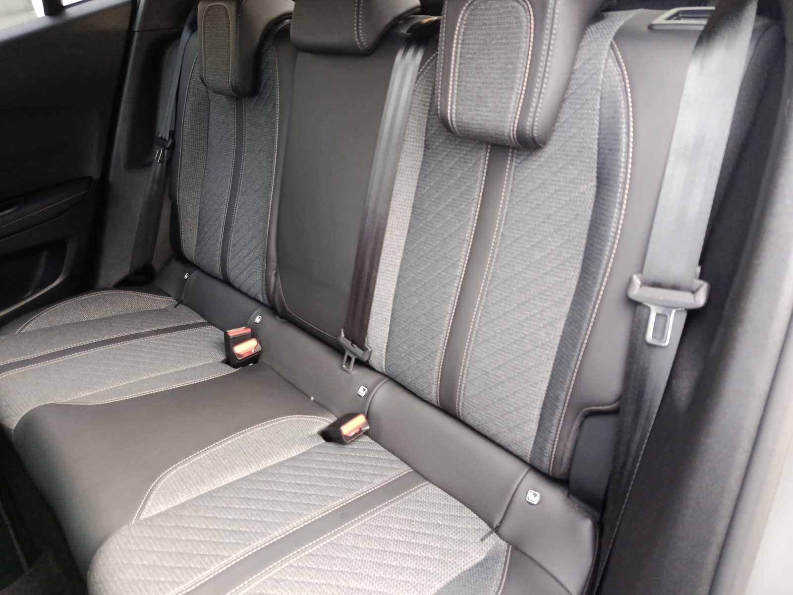 PEUGEOT 2008 1.2 PureTech Allure-image-7