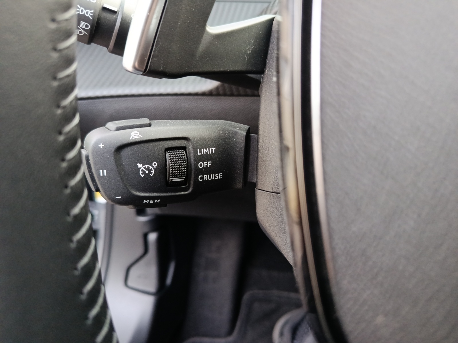 PEUGEOT 2008 1.2 PureTech Allure-image-10