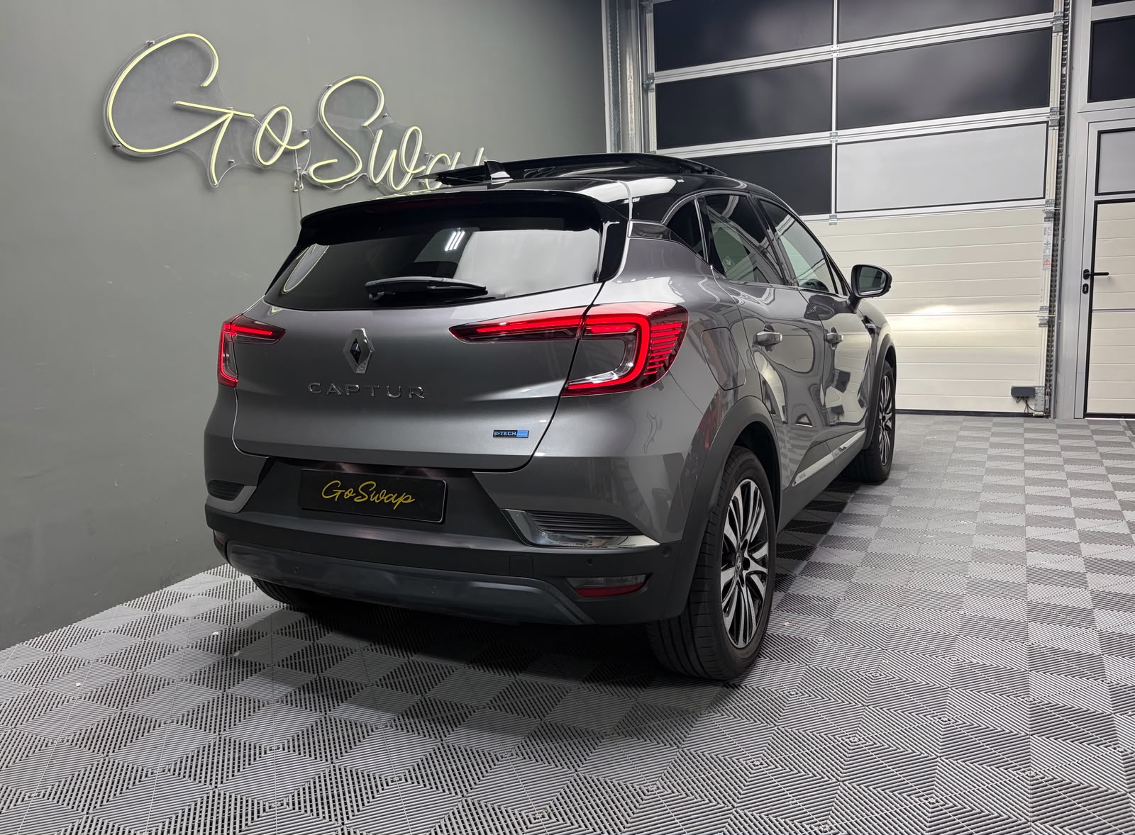RENAULT Captur 1.6 E-Tech Initiale Paris DHT-showroom-element-3