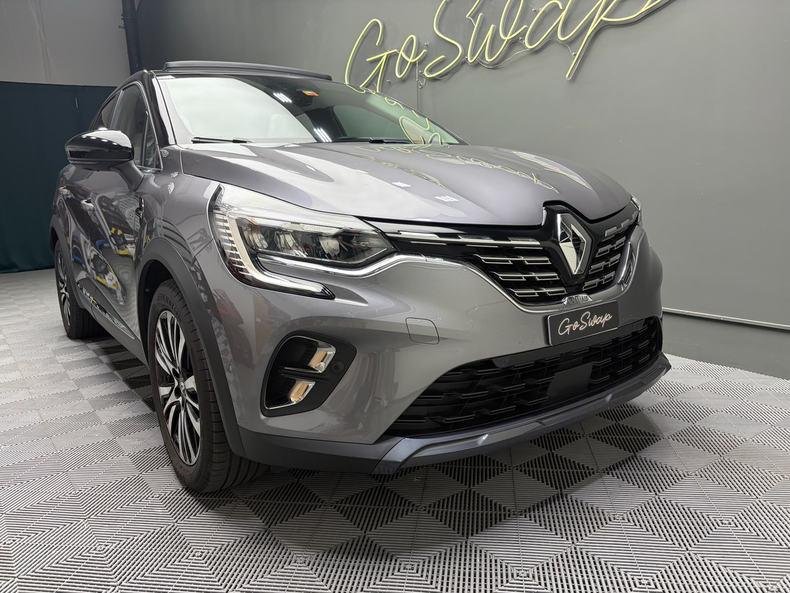 RENAULT Captur 1.6 E-Tech Initiale Paris DHT-showroom-element-2