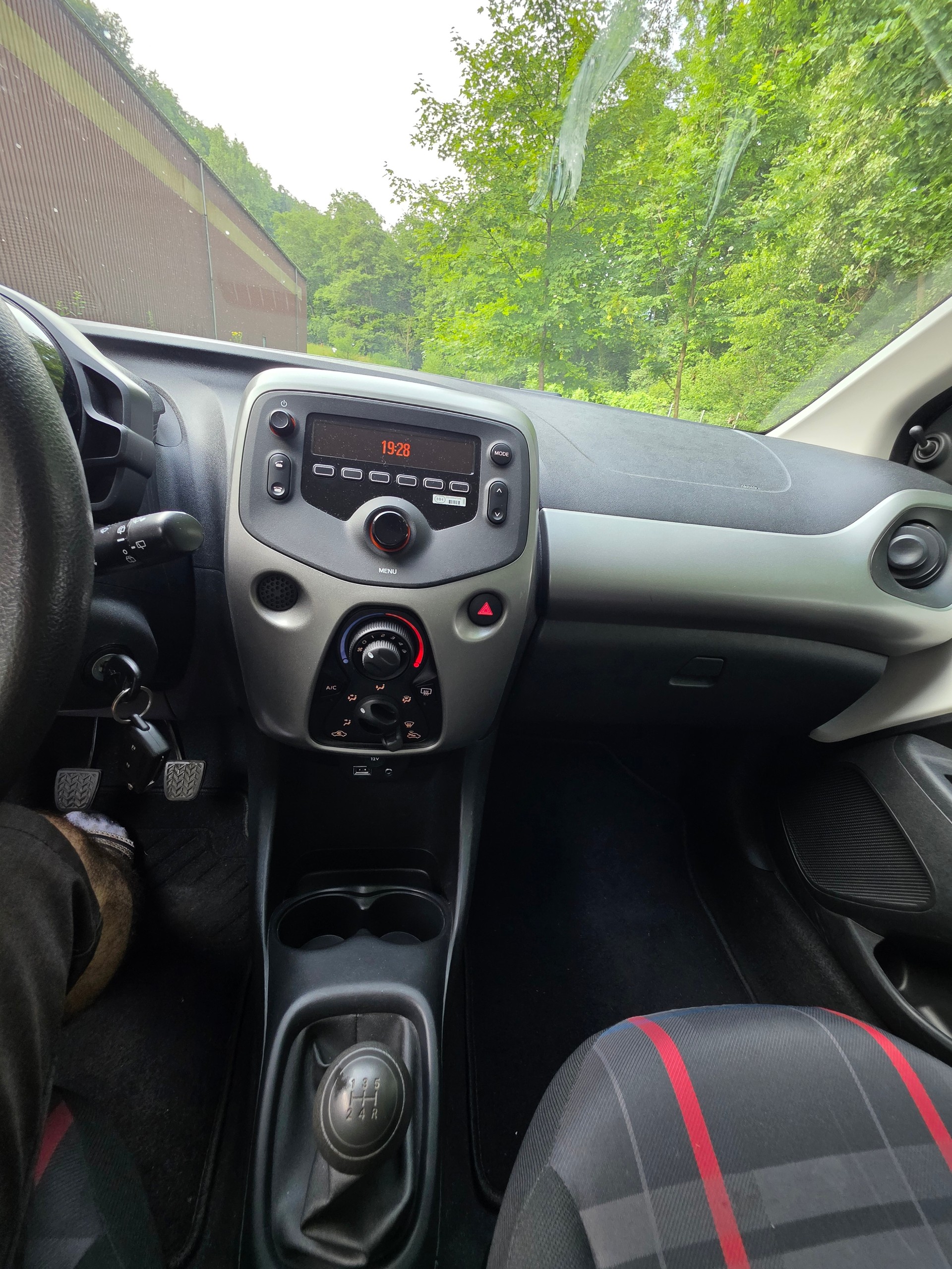 PEUGEOT 108 1.0 VTi Active-image-10
